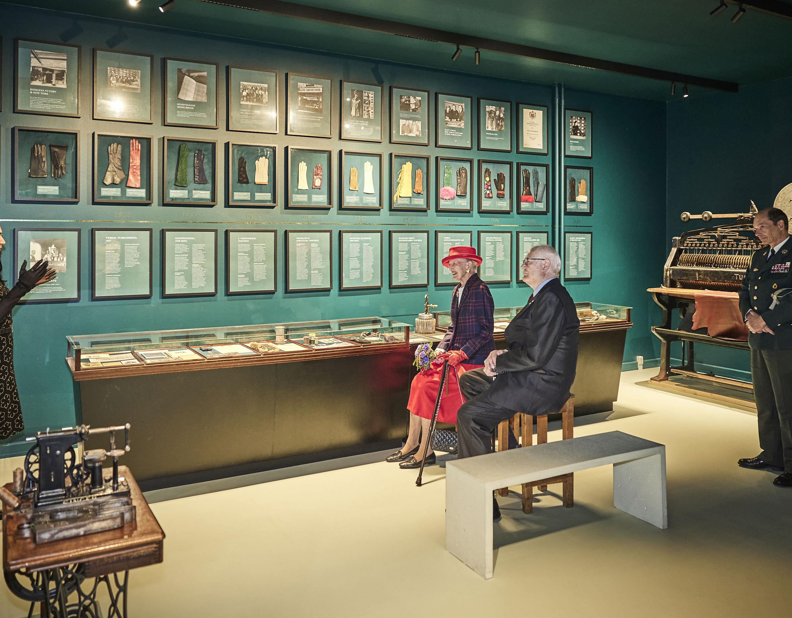 Dronningen på besøg hos Randers Handsker