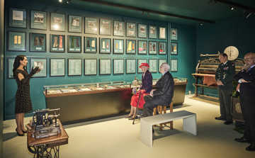 Dronningen på besøg hos Randers Handsker