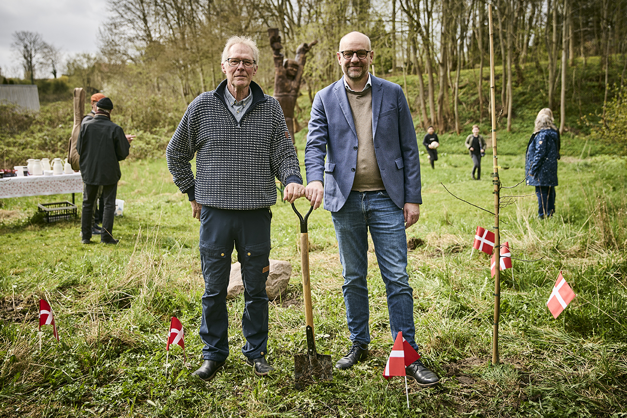 Plantning af træ i forbindelse med fejringen af borger nr. 100.000 i Mellerup