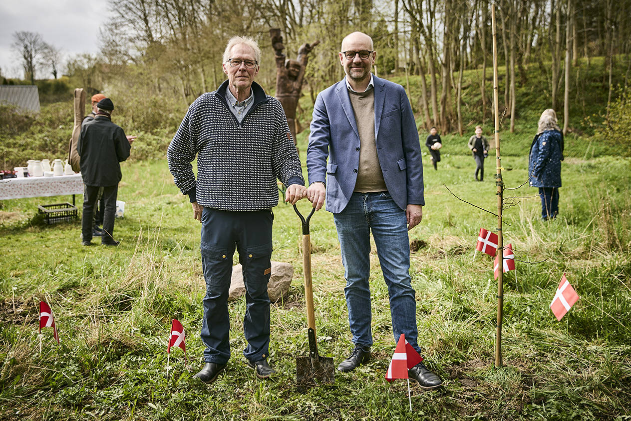 Plantning af træ i forbindelse med fejringen af borger nr. 100.000 i Mellerup