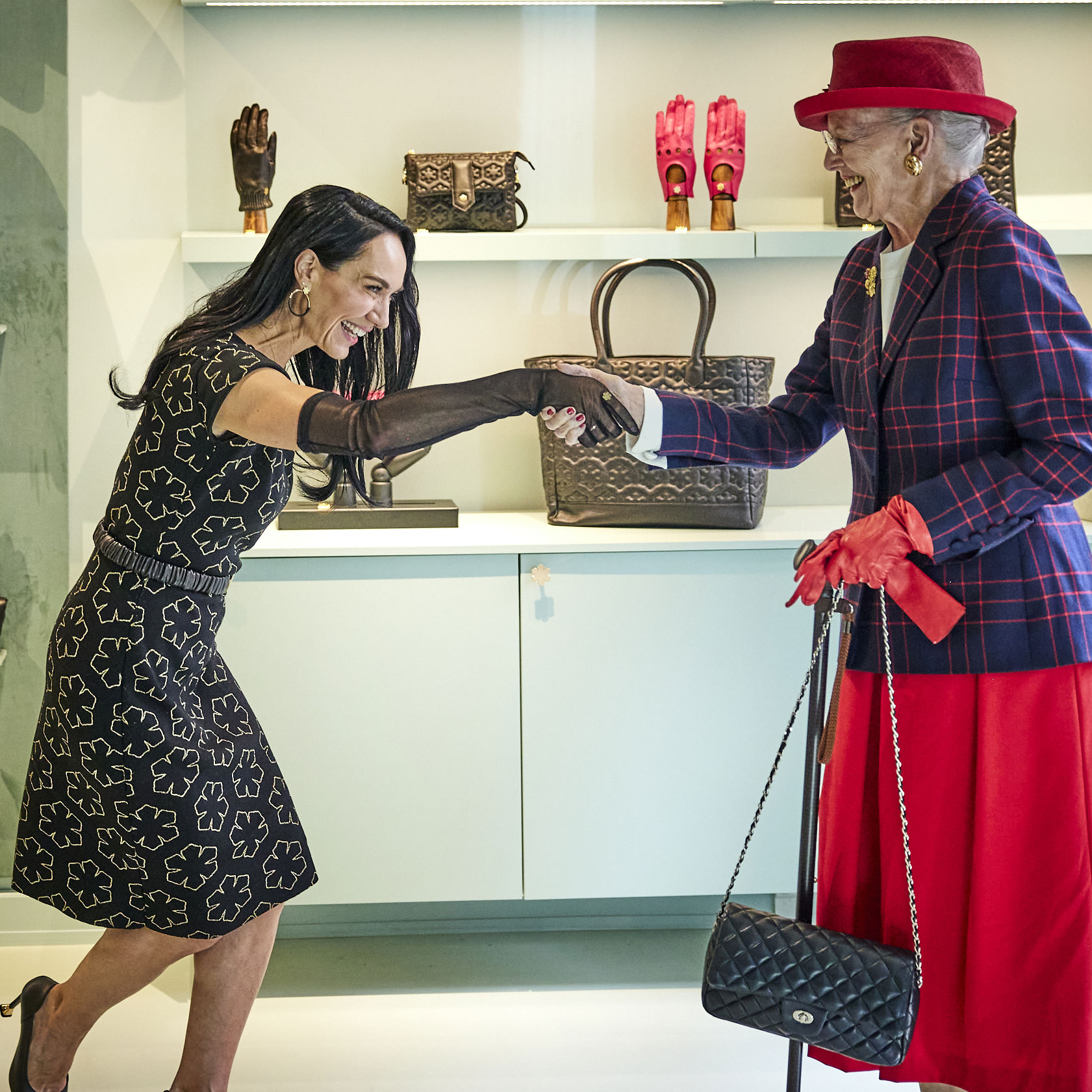 Dronningen på besøg hos Randers Handsker