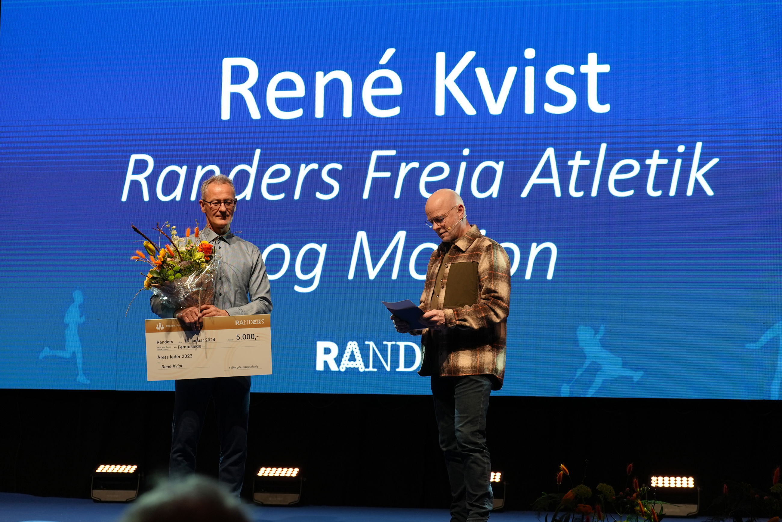 René Kvist fra Randers Freja Atletik og Motion får prisen som Årets Leder 2023 overrakt af formanden for Folkeoplysningsudvalget.