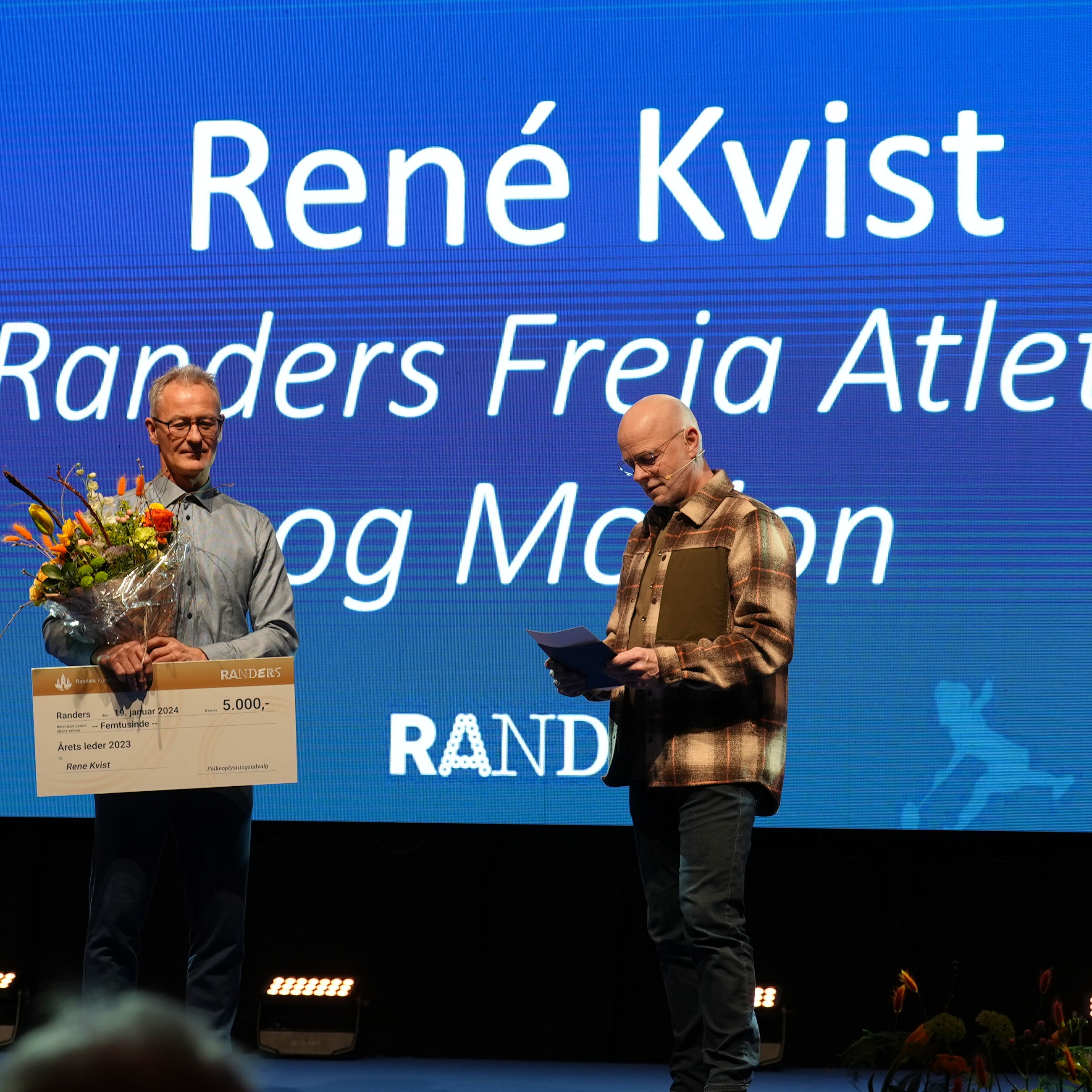 René Kvist fra Randers Freja Atletik og Motion får prisen som Årets Leder 2023 overrakt af formanden for Folkeoplysningsudvalget.