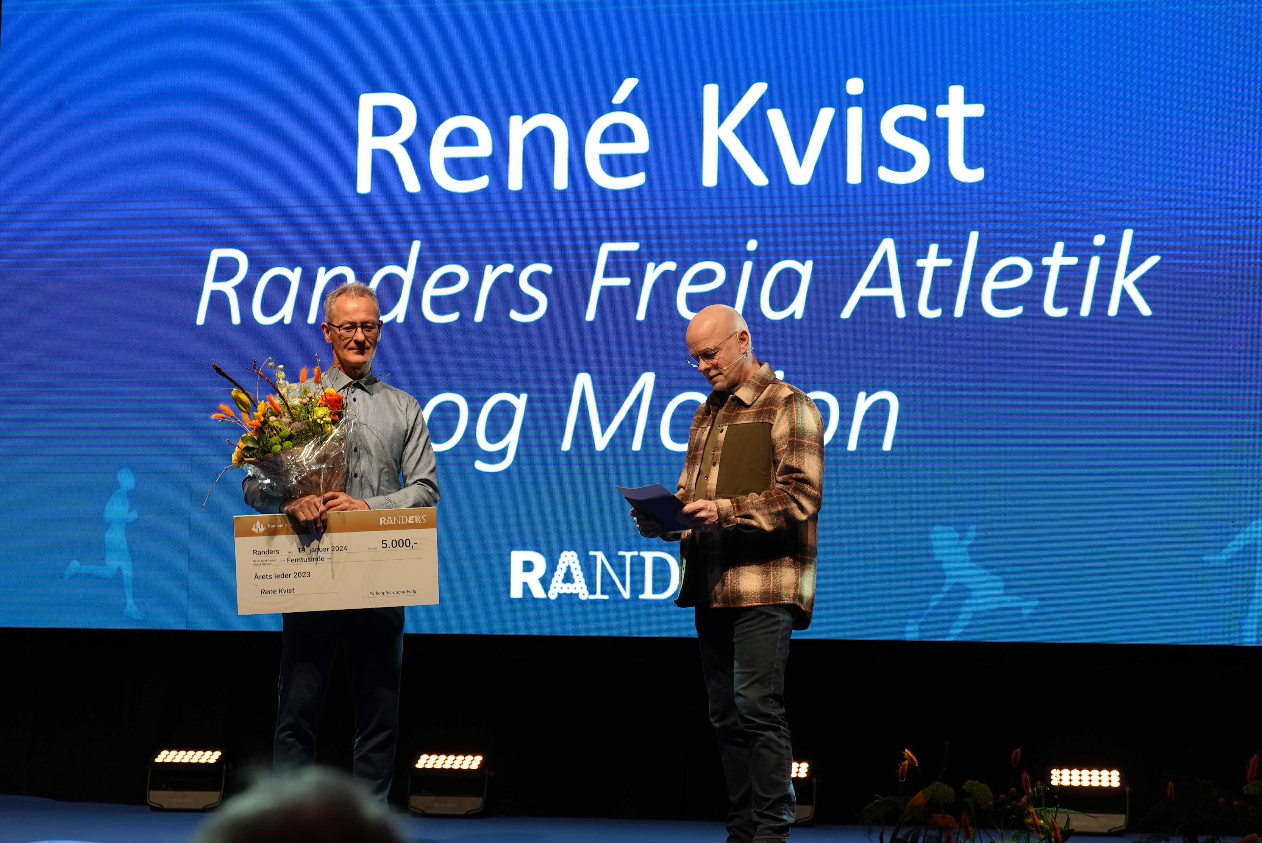 René Kvist fra Randers Freja Atletik og Motion får prisen som Årets Leder 2023 overrakt af formanden for Folkeoplysningsudvalget.