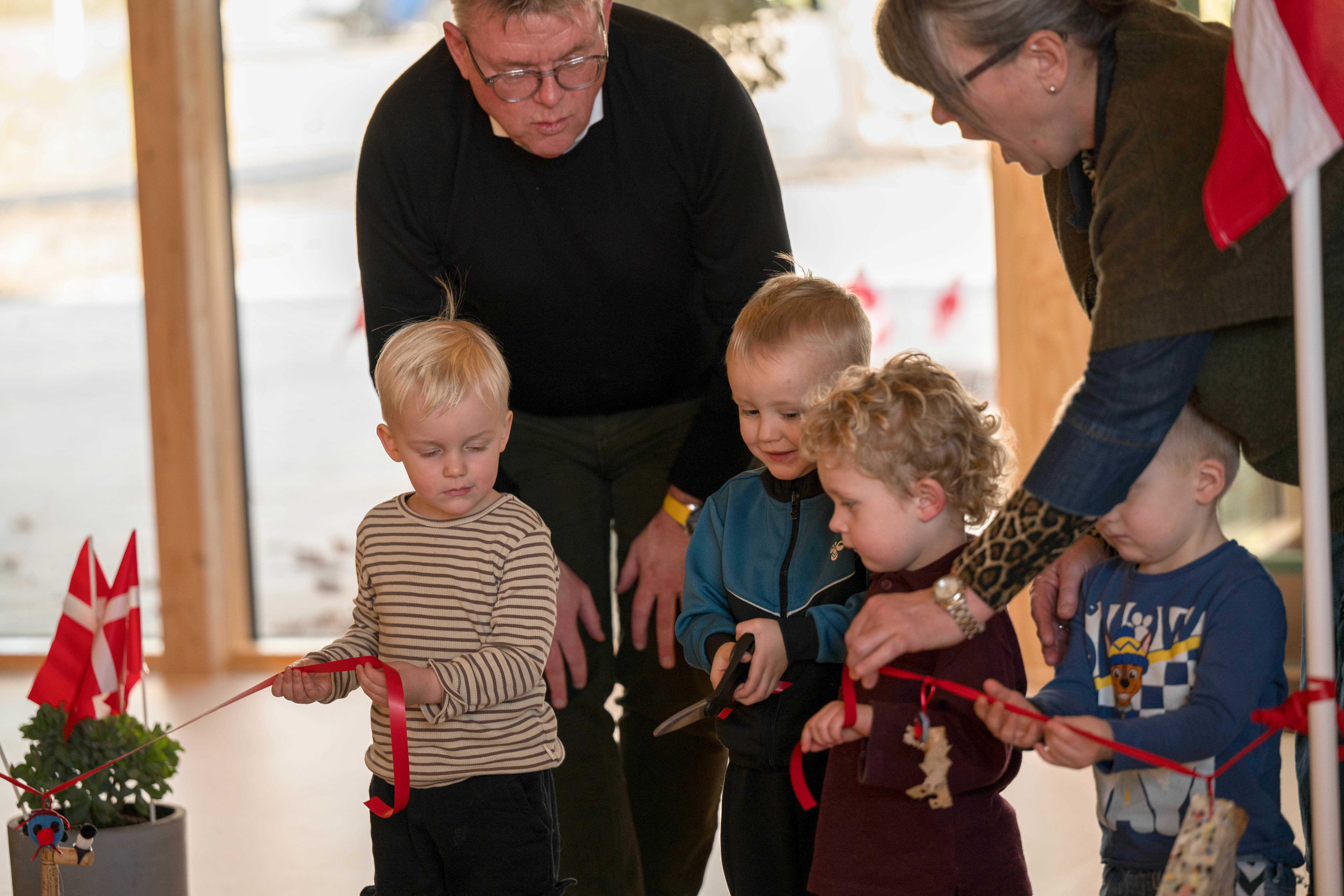 4 børn klipper den røde snor og indvier Børnehuset Dronningborg