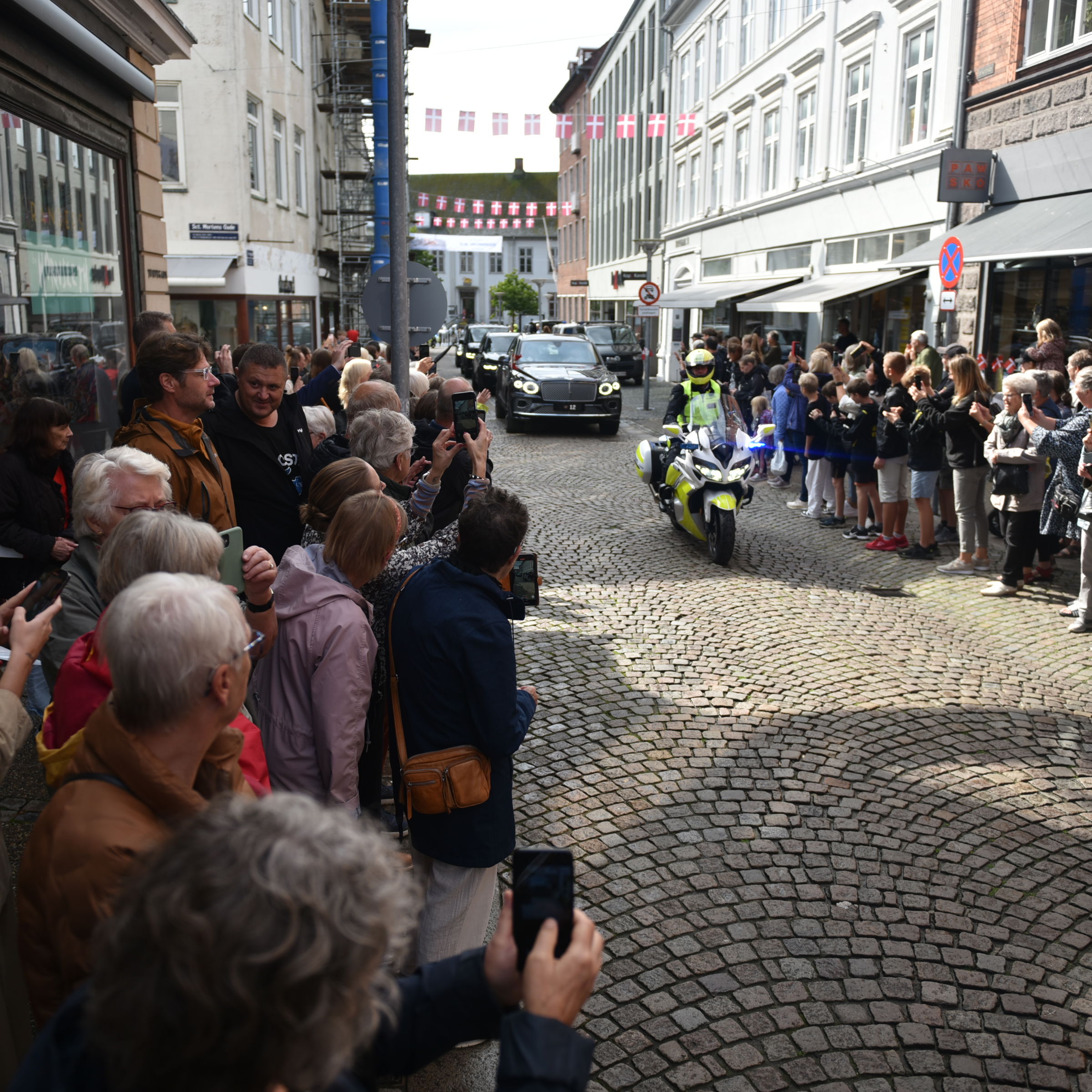 Dronningen ankommer på Torvegade