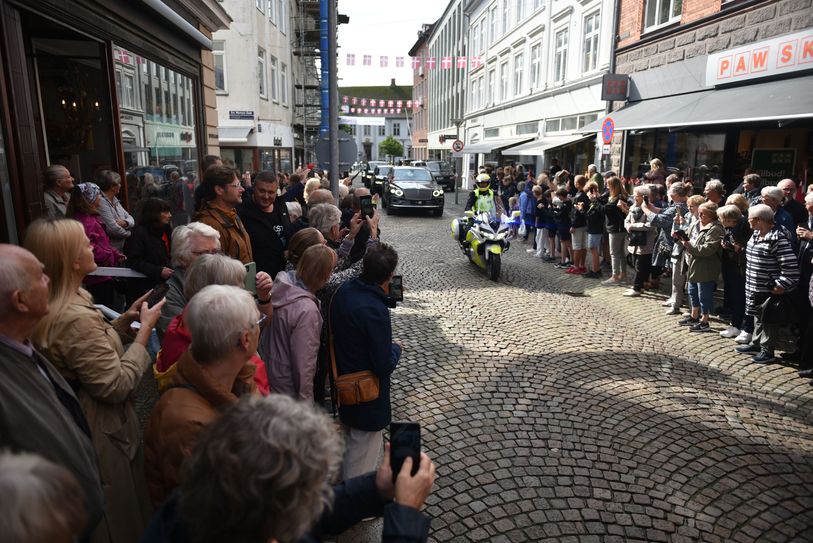 Dronningen ankommer på Torvegade