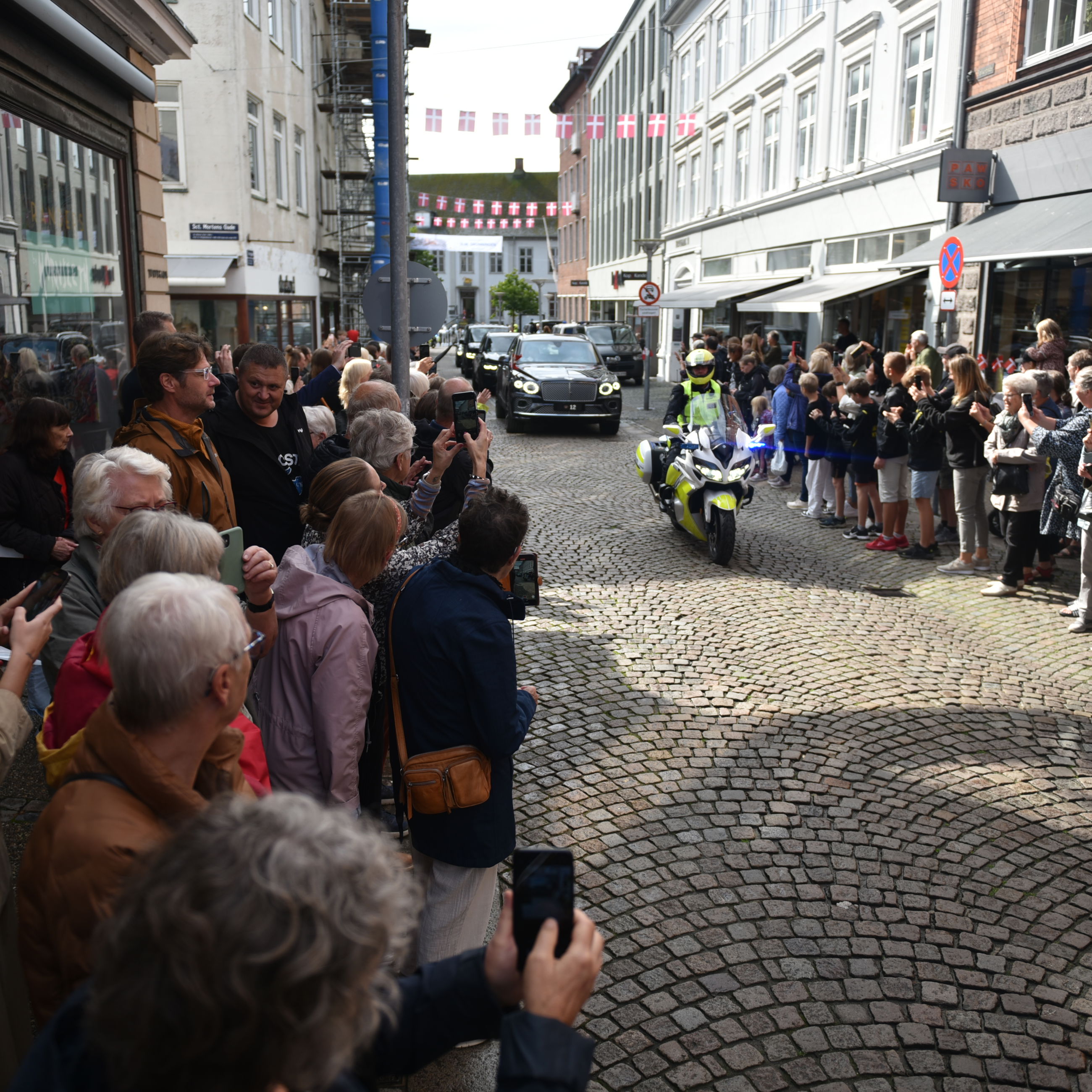 Dronningen ankommer på Torvegade