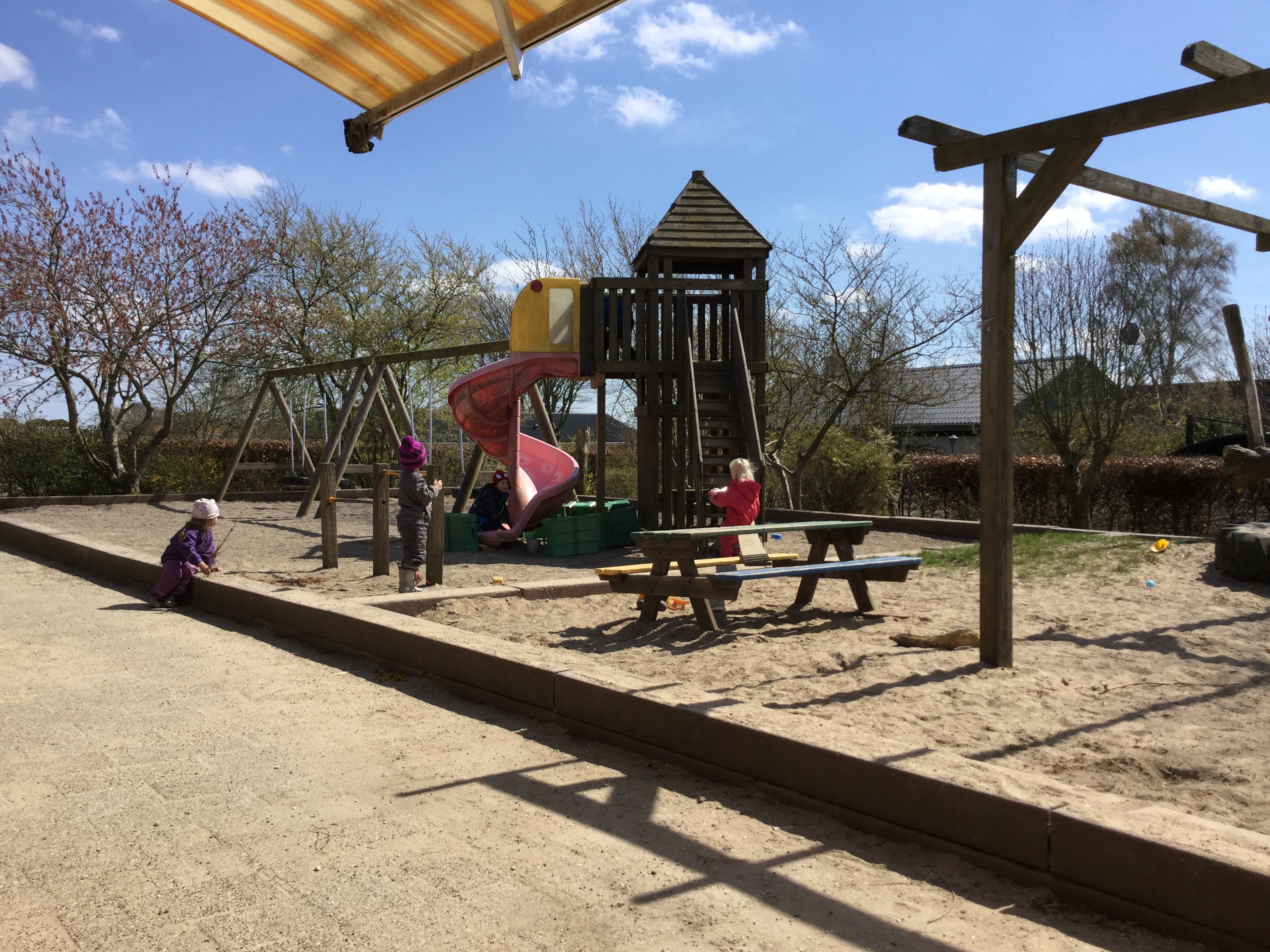 Børn på legepladsen i Børnehuset Svalereden