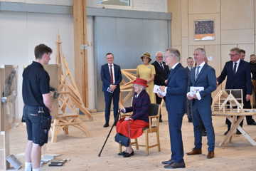 Dronningen hører om tømreruddannelsen på Tradium