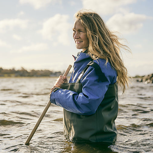Anne Margrethe Wegeberg ved det nye stenrev i Udbyhøj