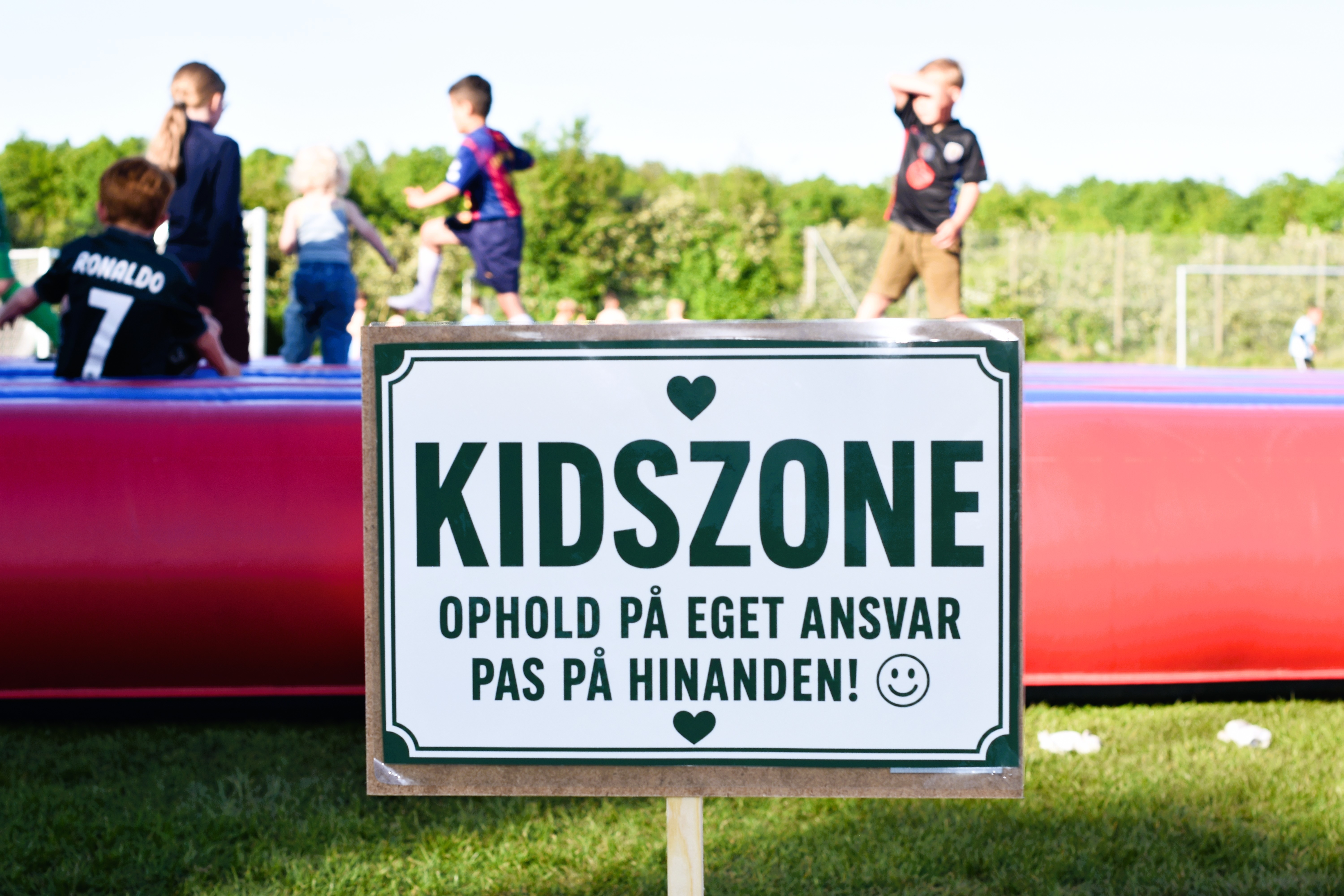 Børn hoppe på hoppepude til Helsted Dagene