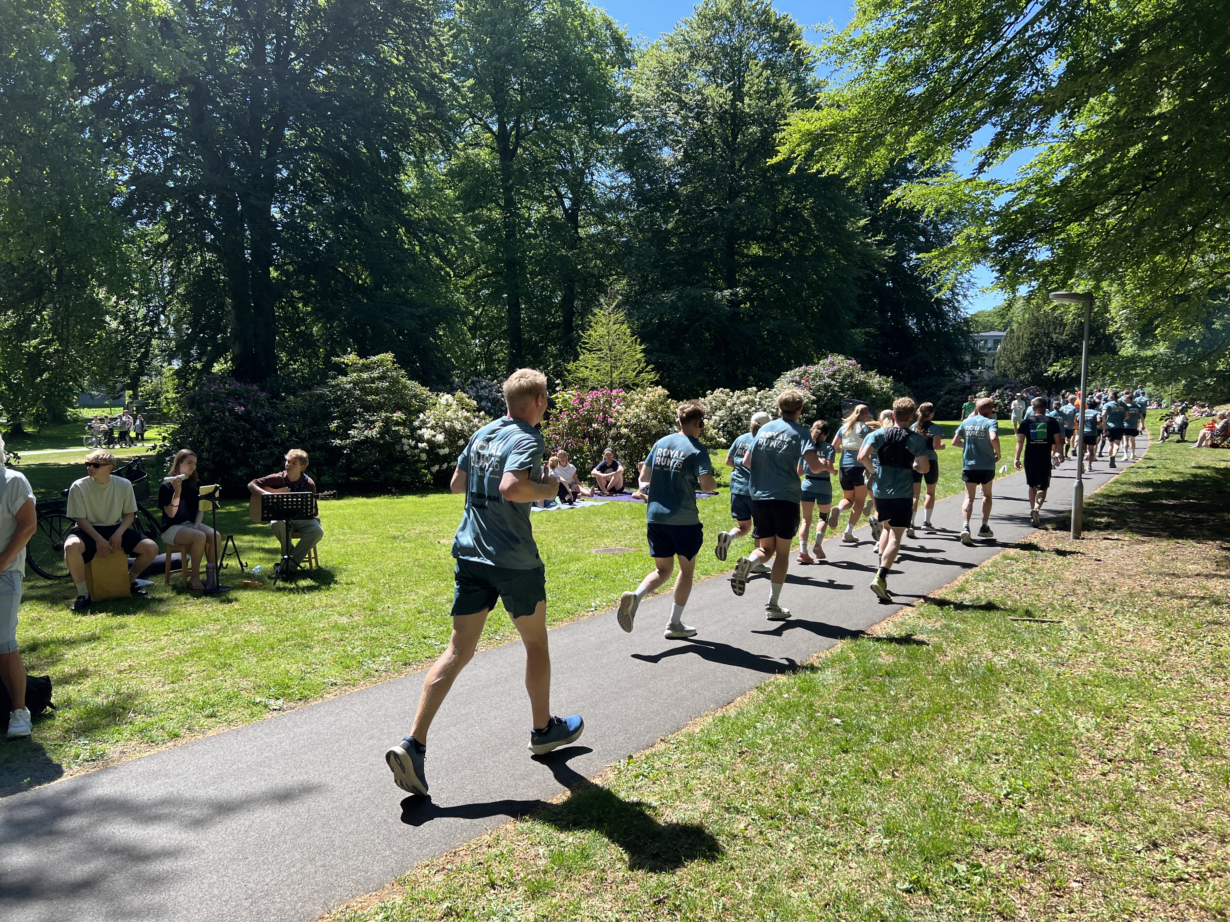 Der bliver spillet musik for deltagerne på 10 km-ruten i Tøjhushaven