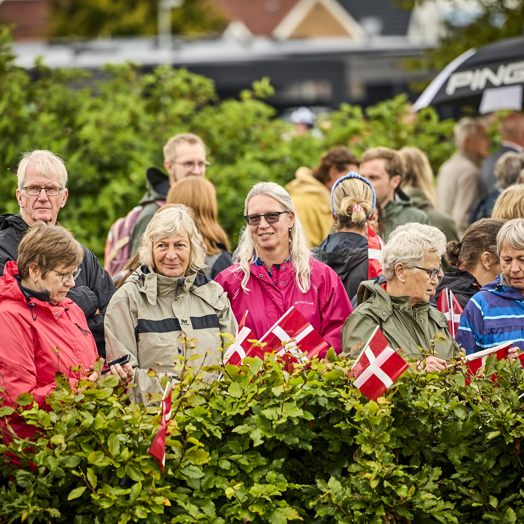 Folk står klar til at modtage Dronningen i Øster Bjerregrav