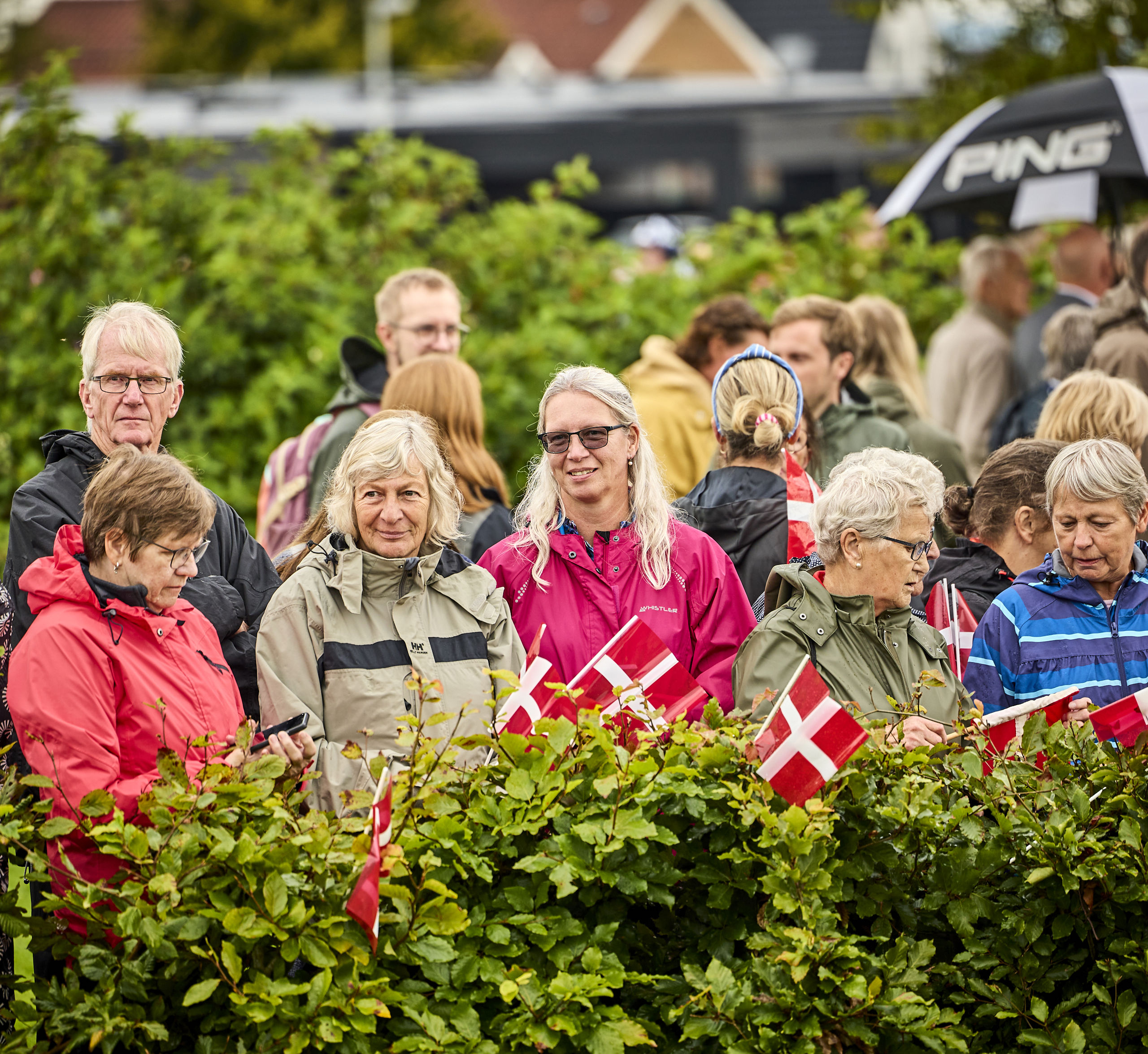 Folk står klar til at modtage Dronningen i Øster Bjerregrav