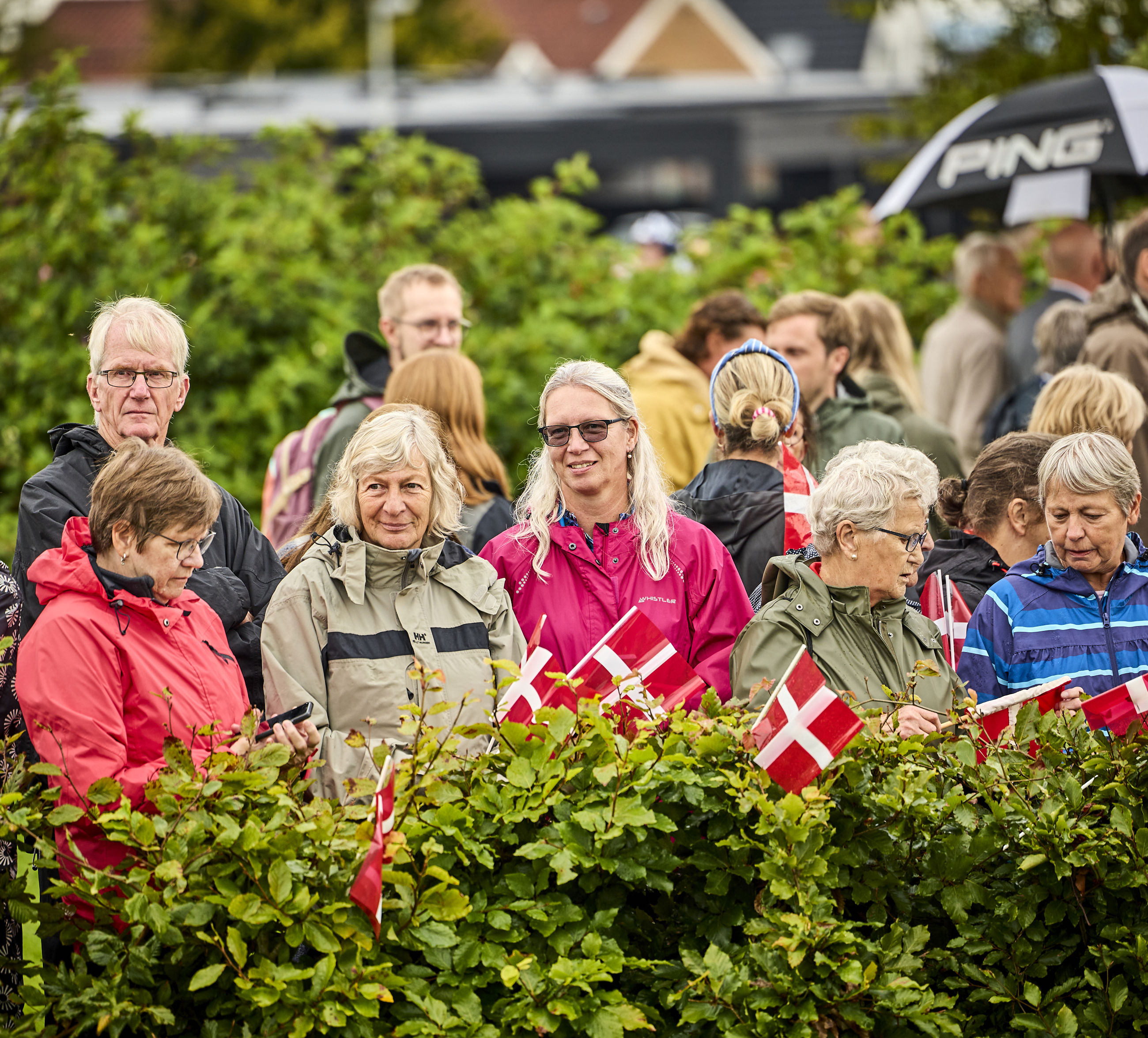 Folk står klar til at modtage Dronningen i Øster Bjerregrav