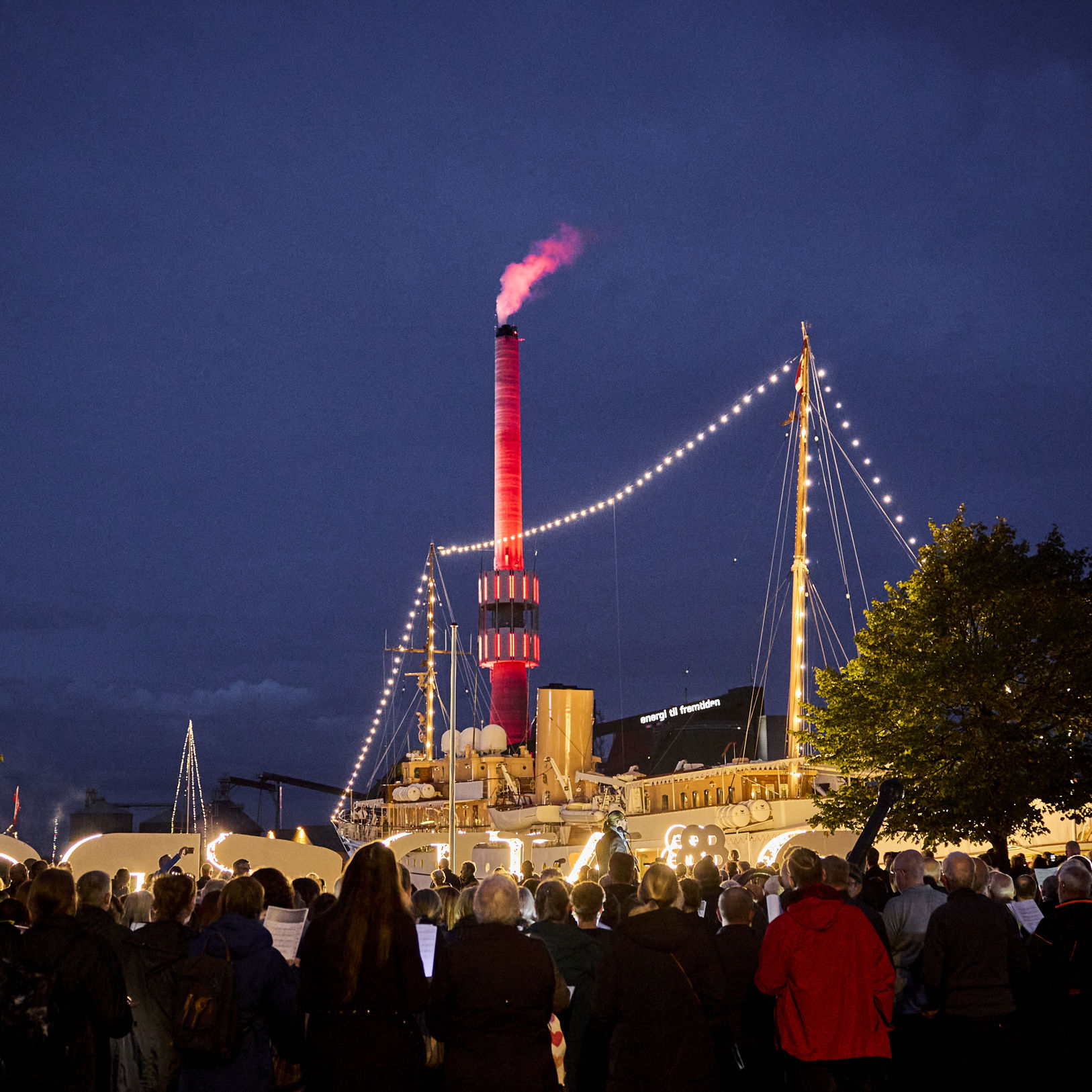 Kongeskibet Dannebrog i Randers Havn om aftenen