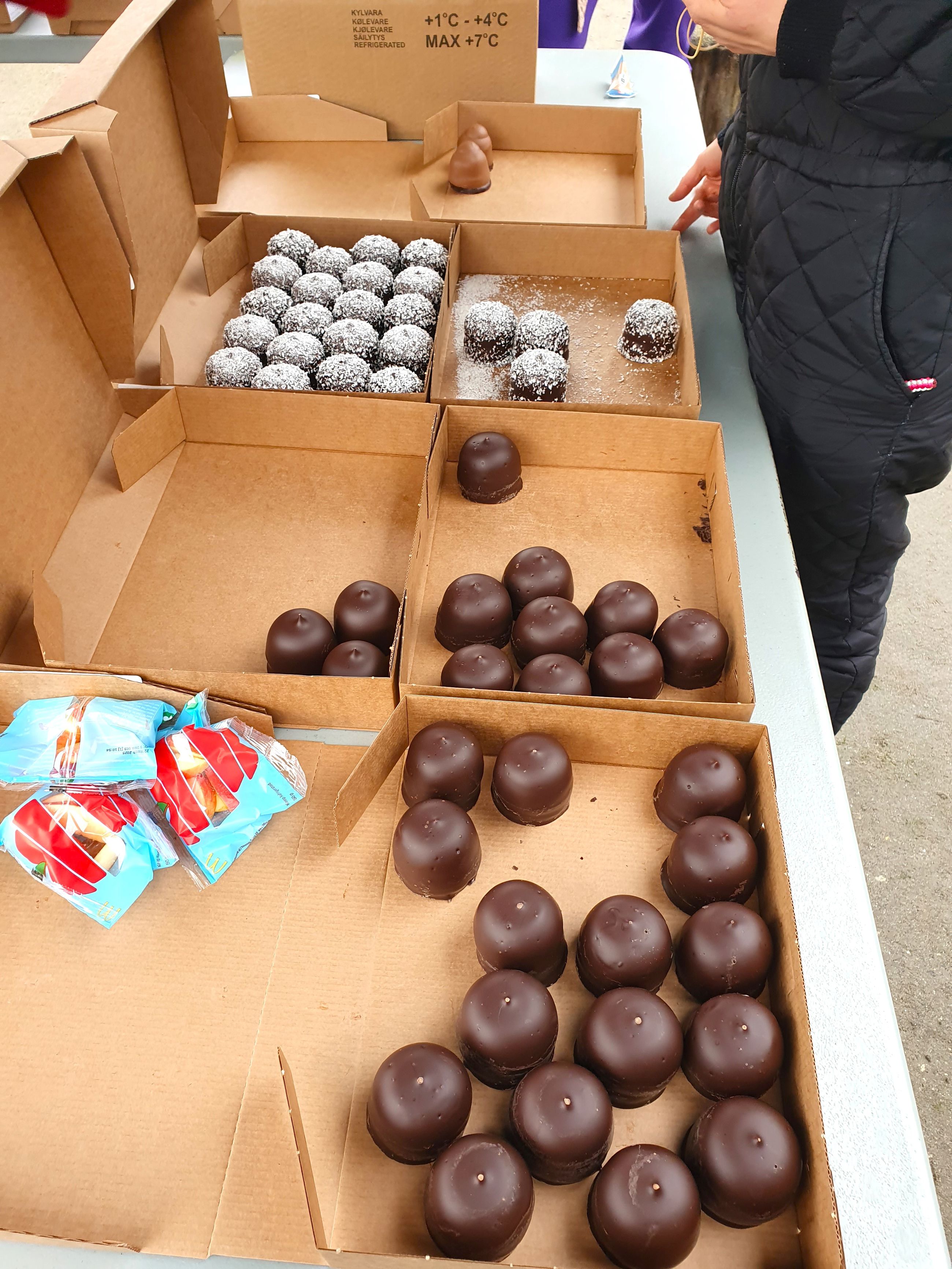 Flødeboller og æblestykker til ferniseringen på værket 'Mange bække små'