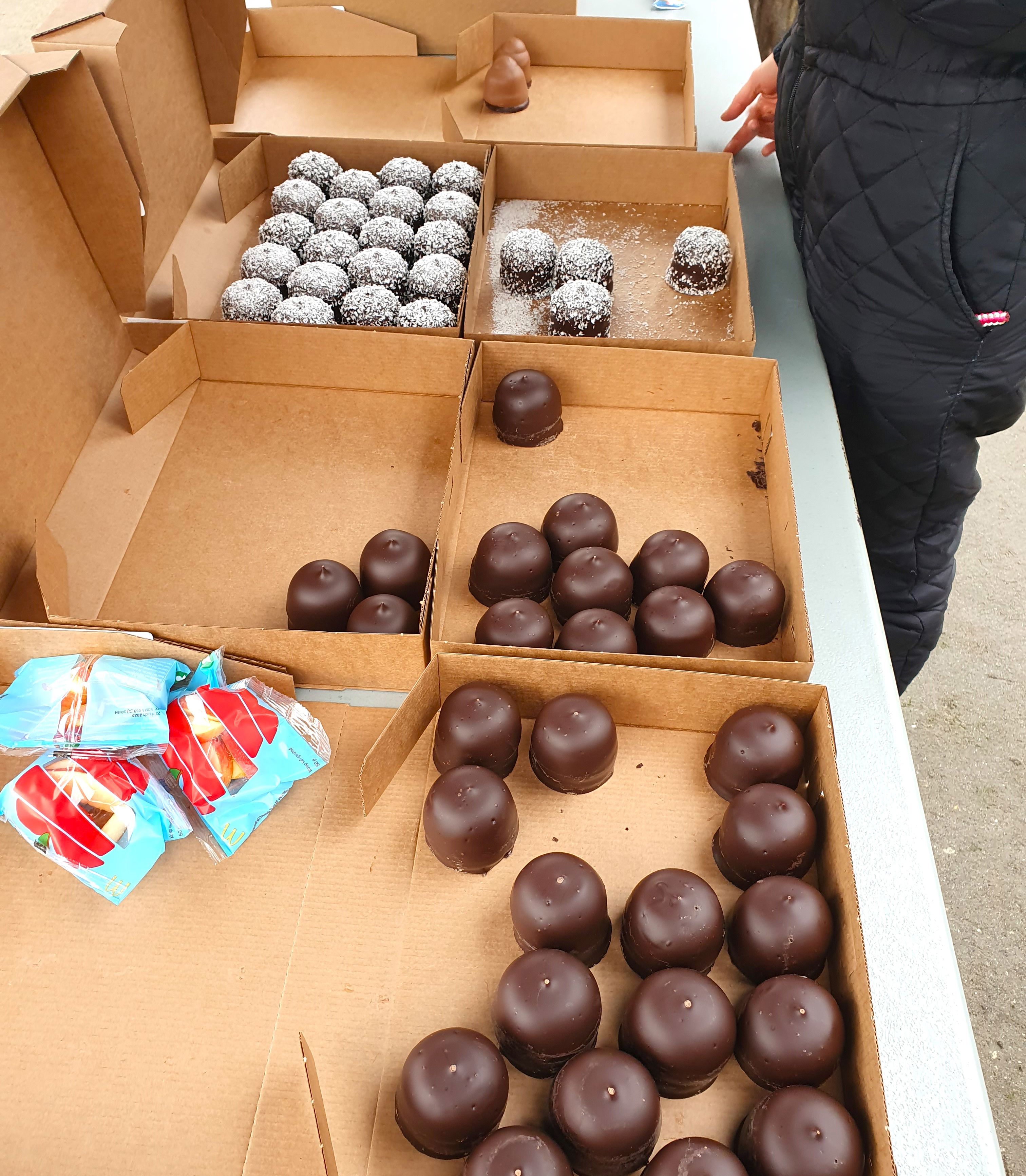 Flødeboller og æblestykker til ferniseringen på værket 'Mange bække små'