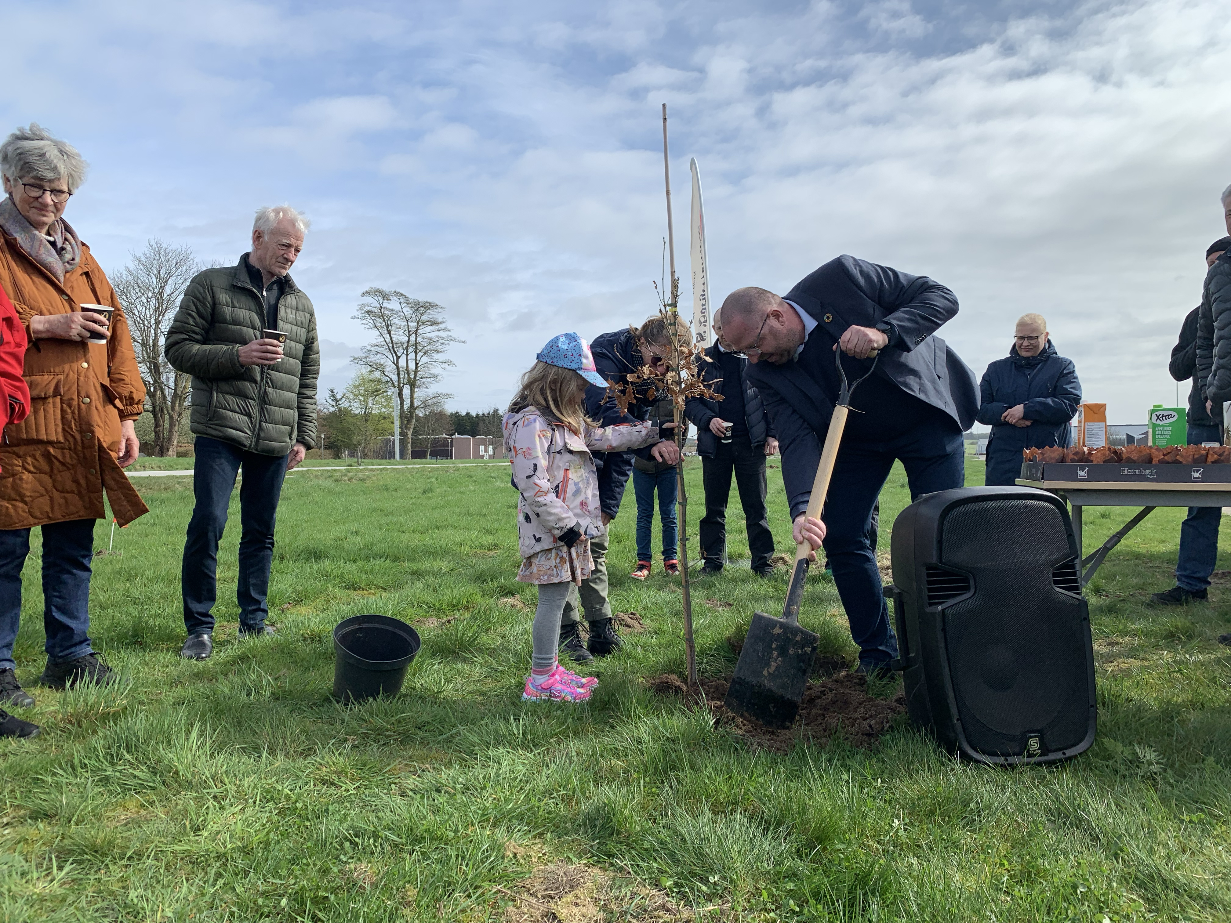 Plantning af træ i forbindelse med fejringen af borger nr. 100.000 i Assentoft