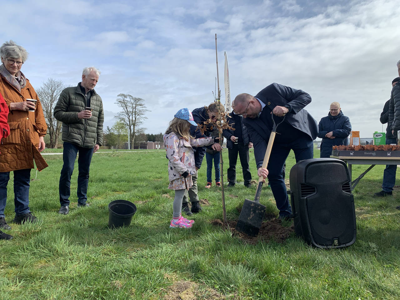 Plantning af træ i forbindelse med fejringen af borger nr. 100.000 i Assentoft