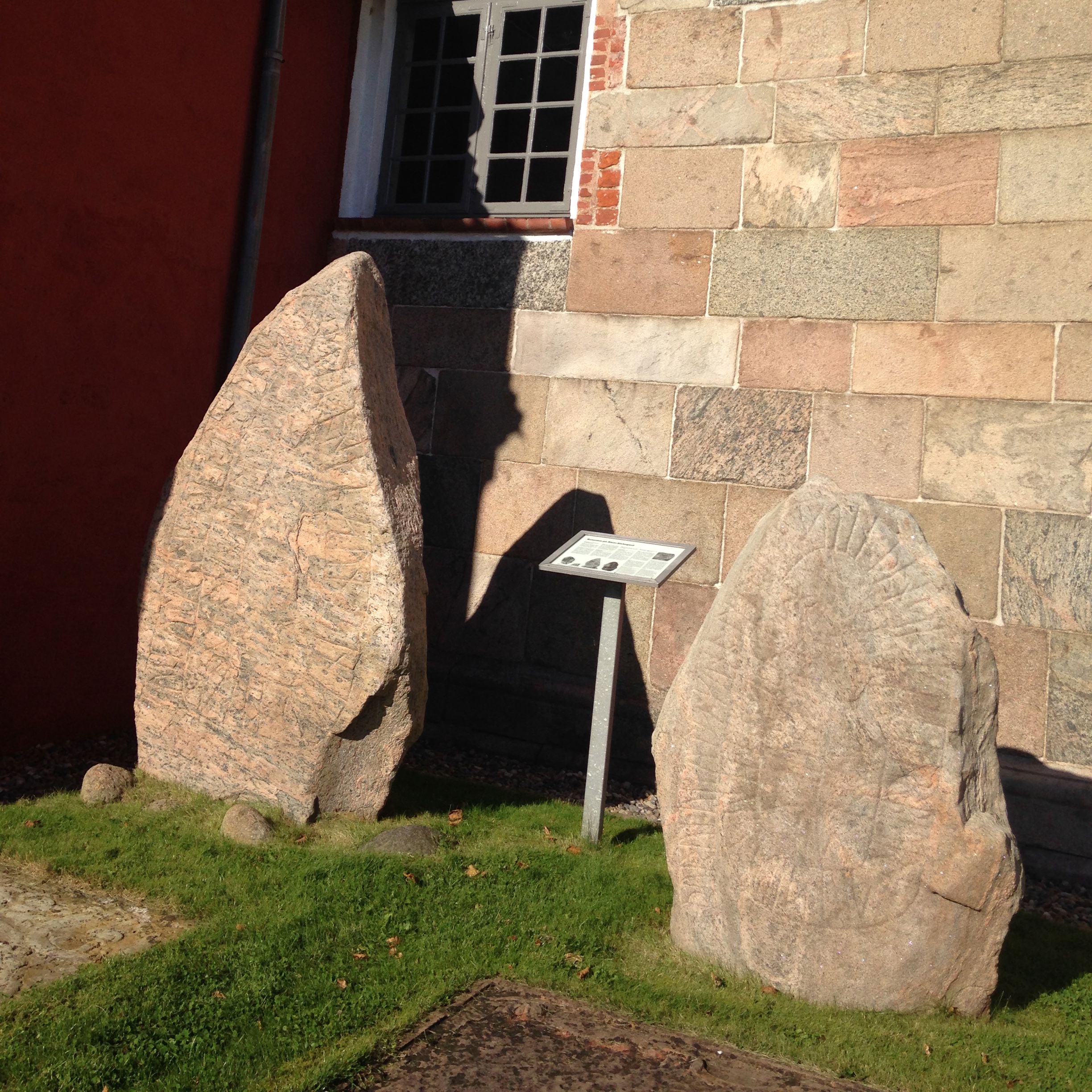 Runesten foran kirke