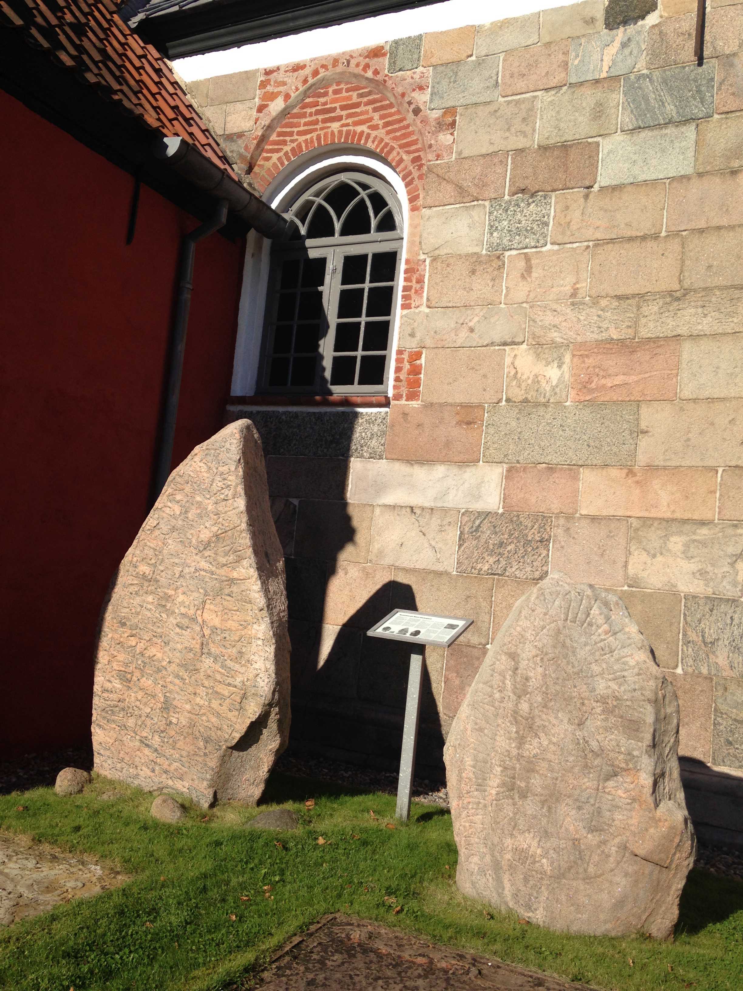 Runesten foran kirke