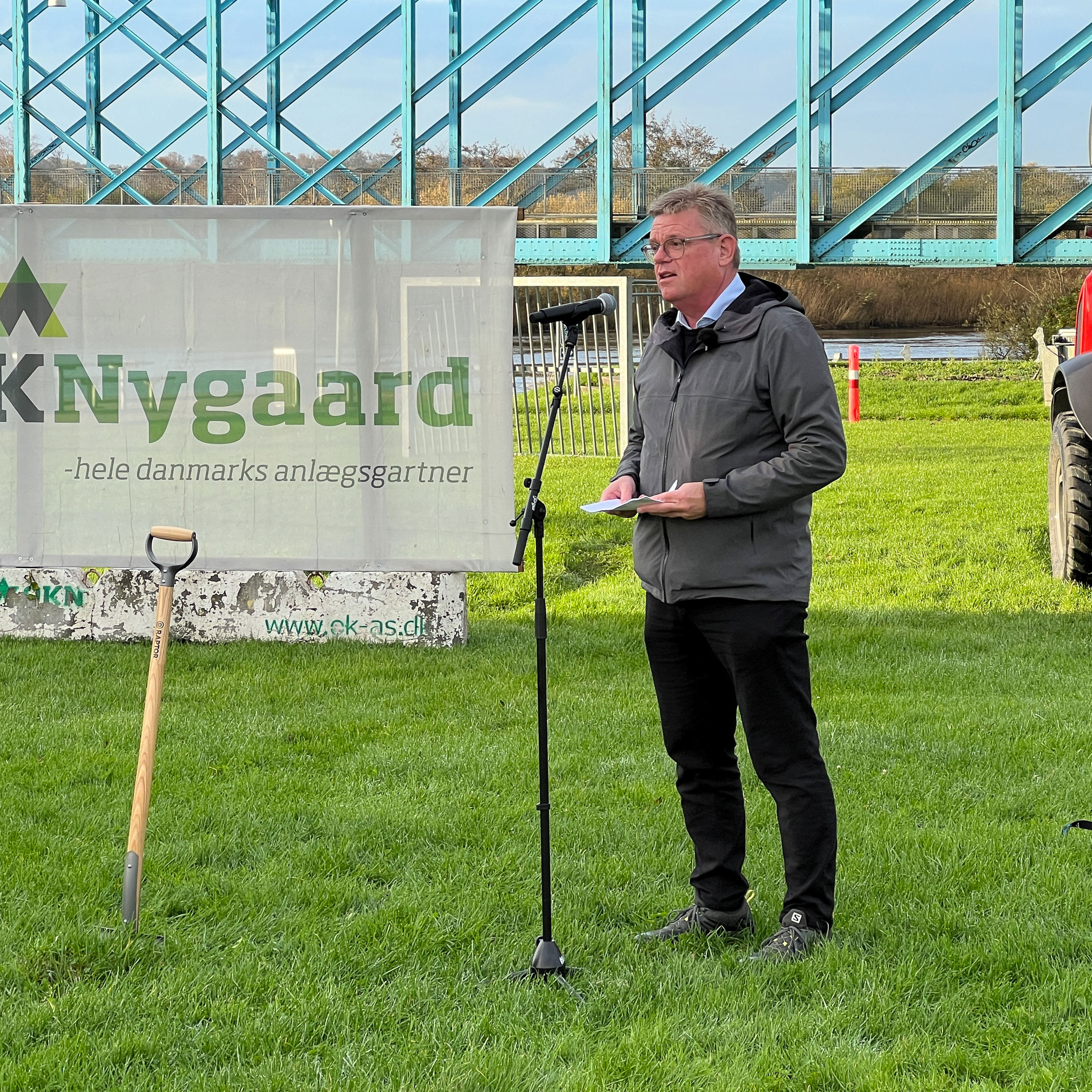 Borgmester Torben Hansen holder tale i forbindelse med 1. spadestik til anlægsarbejdet på Justesens Plæne