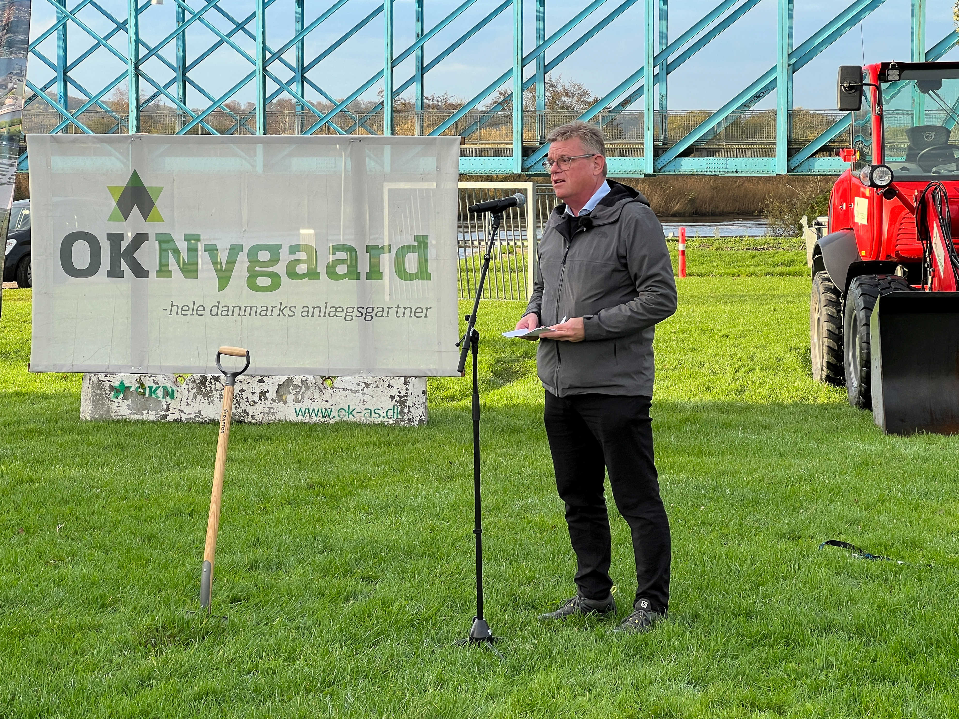 Borgmester Torben Hansen holder tale i forbindelse med 1. spadestik til anlægsarbejdet på Justesens Plæne