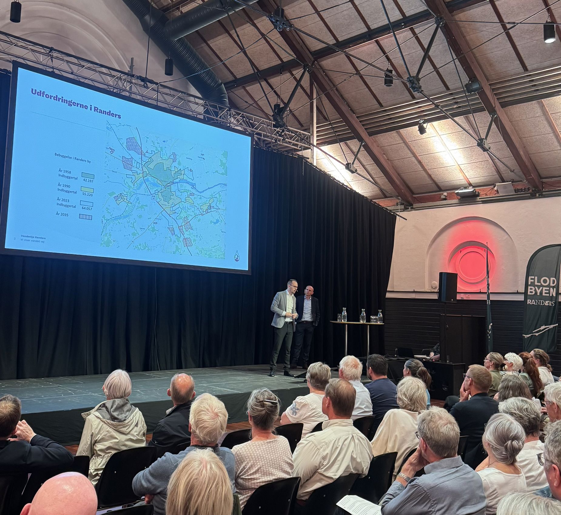 Jens Heslop og Johan Harkjær Kristensen holder præsentation