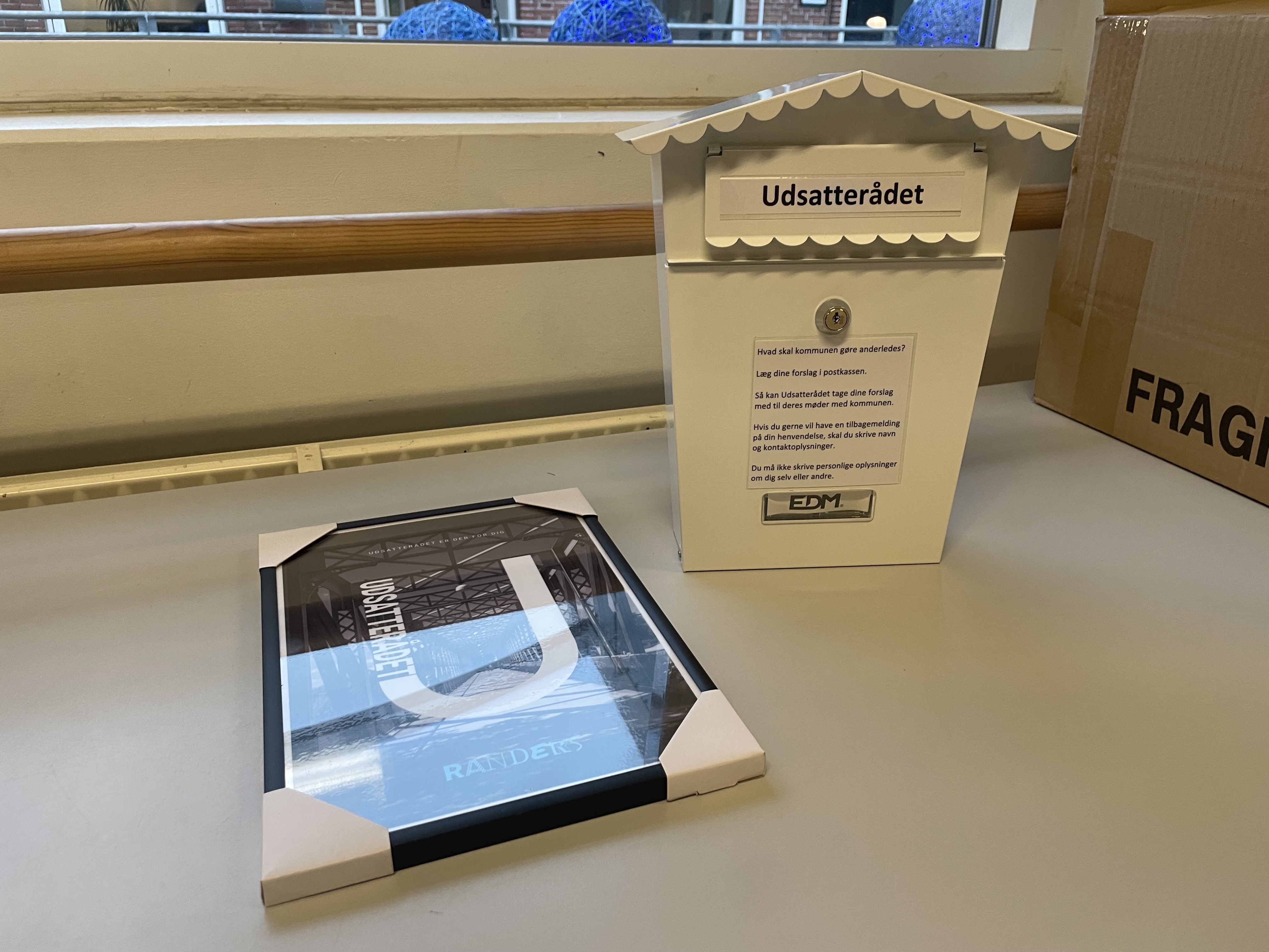 Udsatterådets nye postkasse, som står rundt omkring på caféer og varmestuer, hvori borgere kan poste deres kommentarer til kommunen