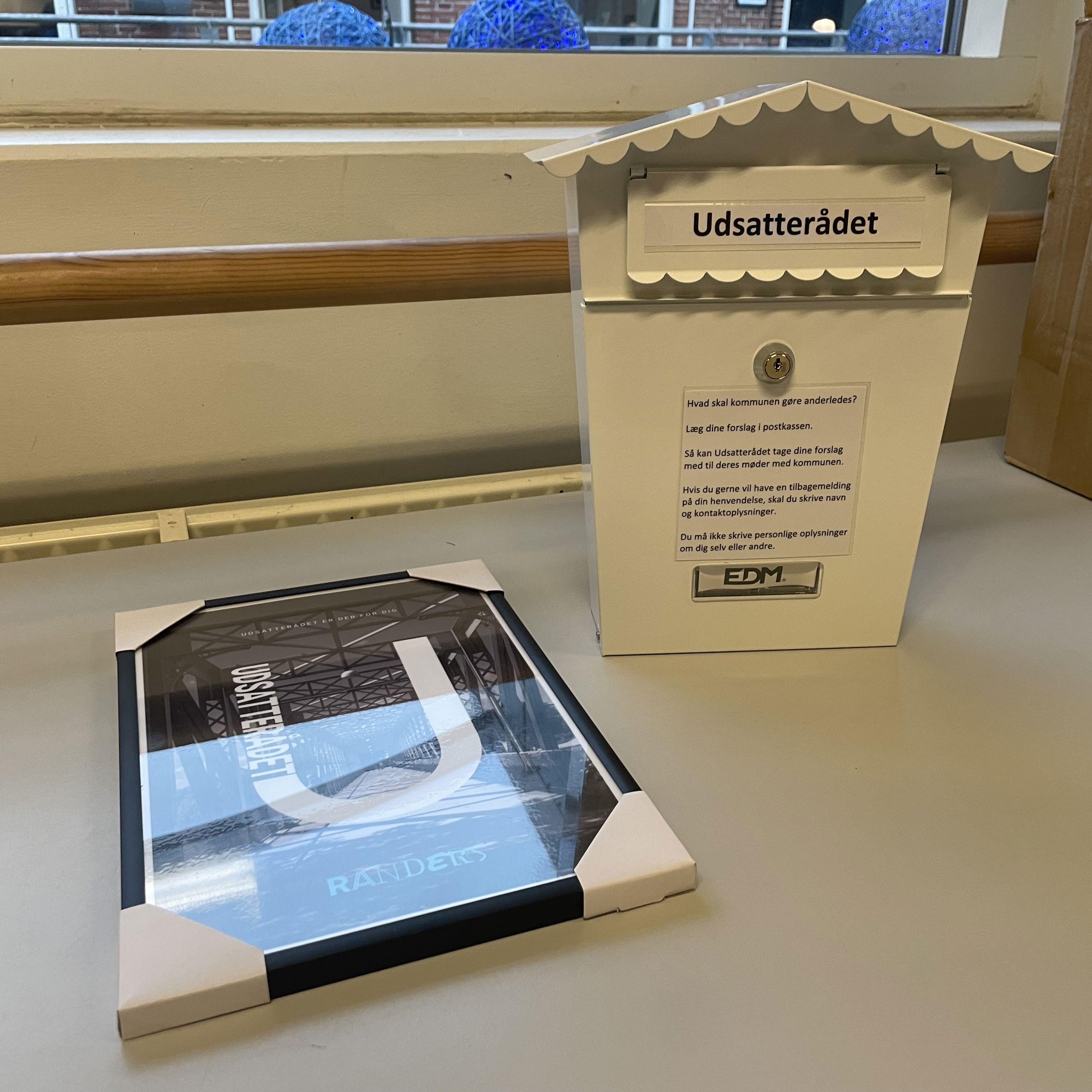 Udsatterådets nye postkasse, som står rundt omkring på caféer og varmestuer, hvori borgere kan poste deres kommentarer til kommunen