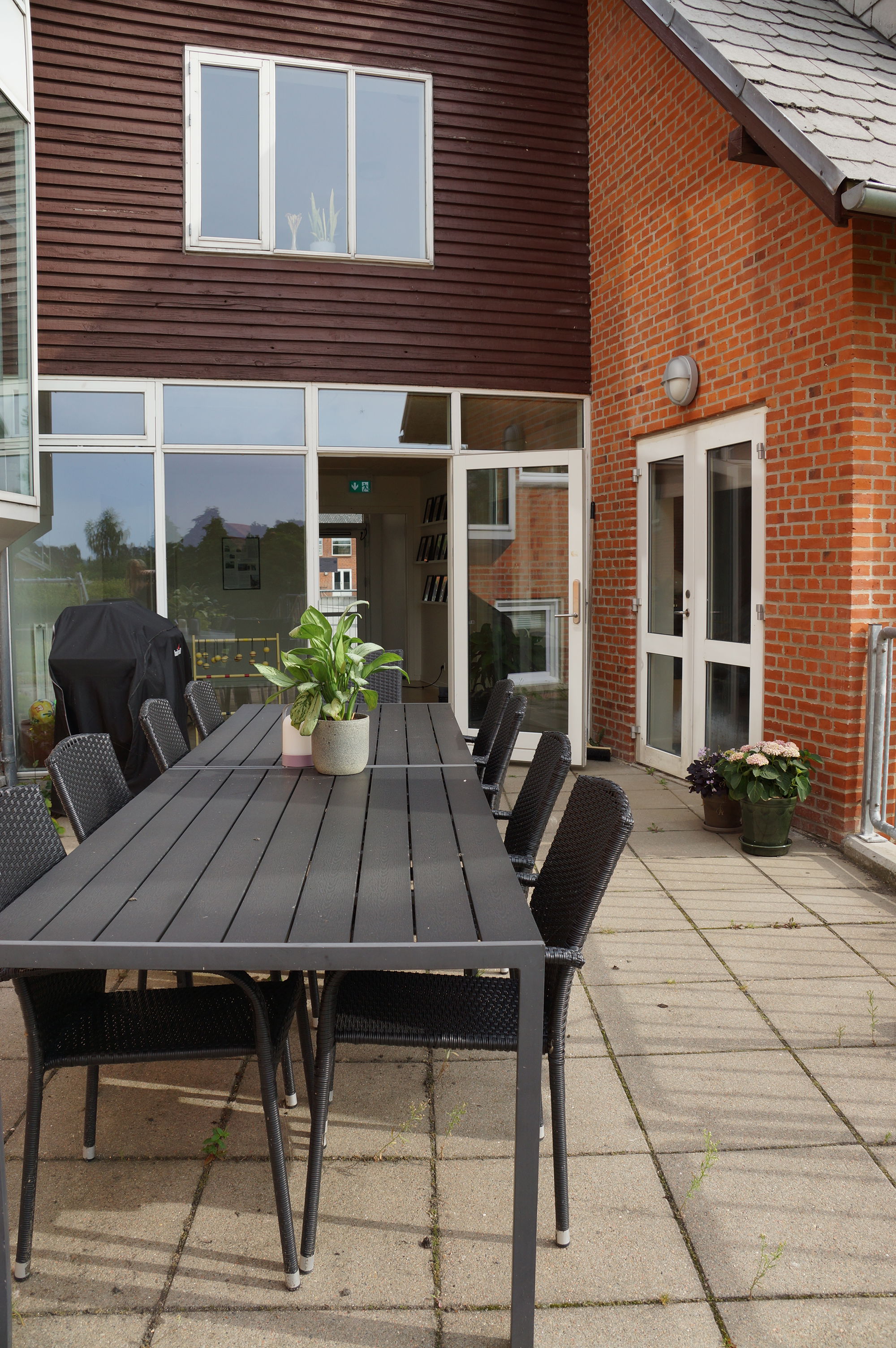Terrasse med grill og havebord hos Botilbuddet Bredgade & Svalegangen