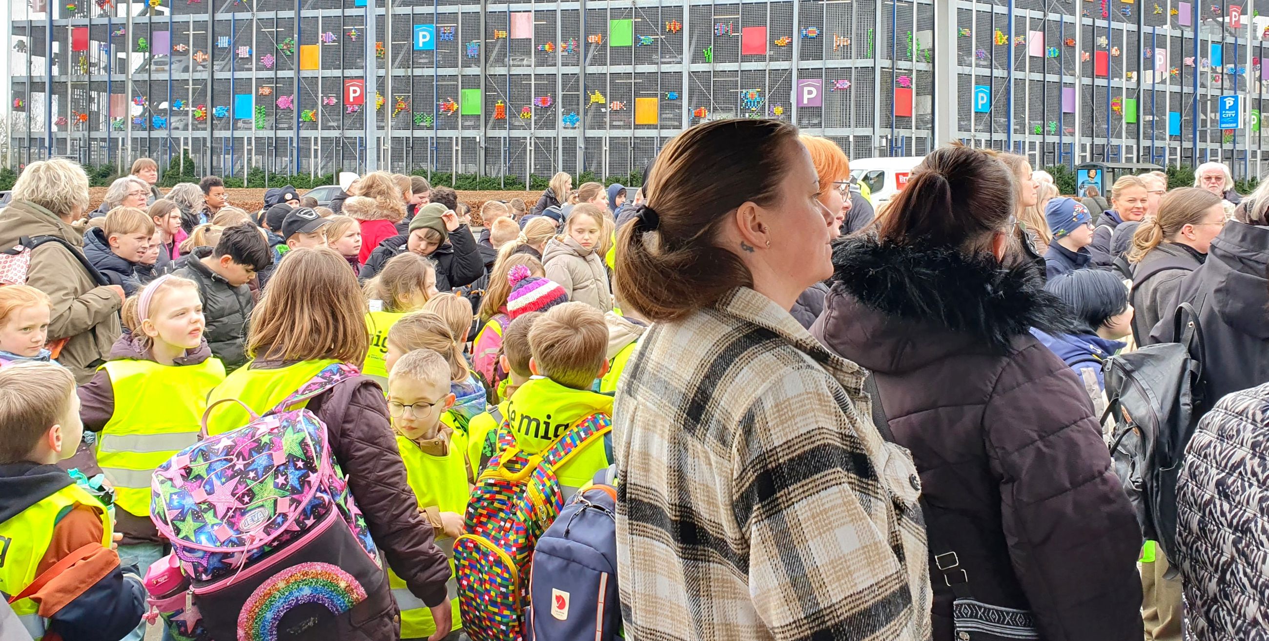 De mange kunstnere der har været med til at lave værket 'Mange bække små'