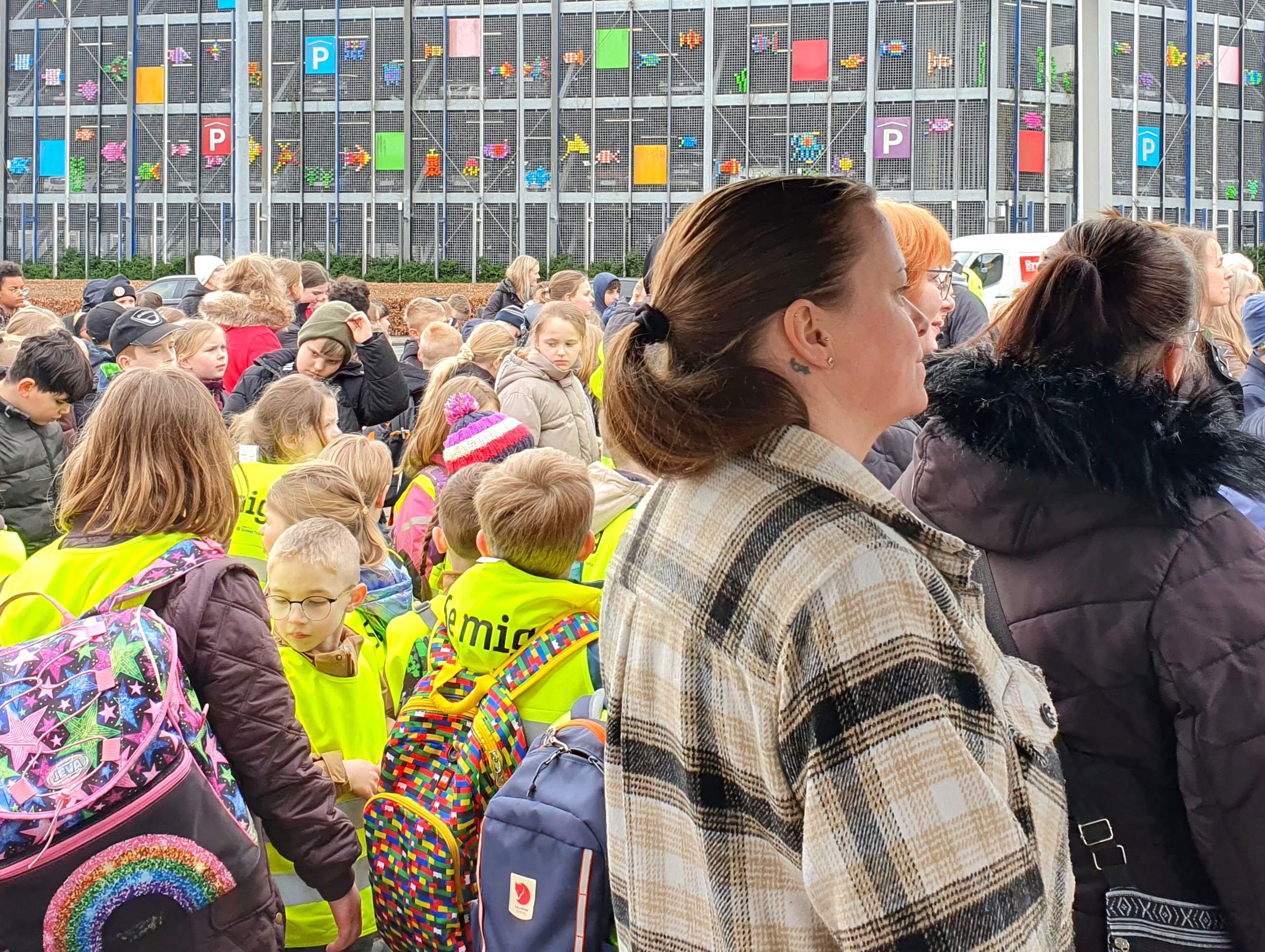 De mange kunstnere der har været med til at lave værket 'Mange bække små'