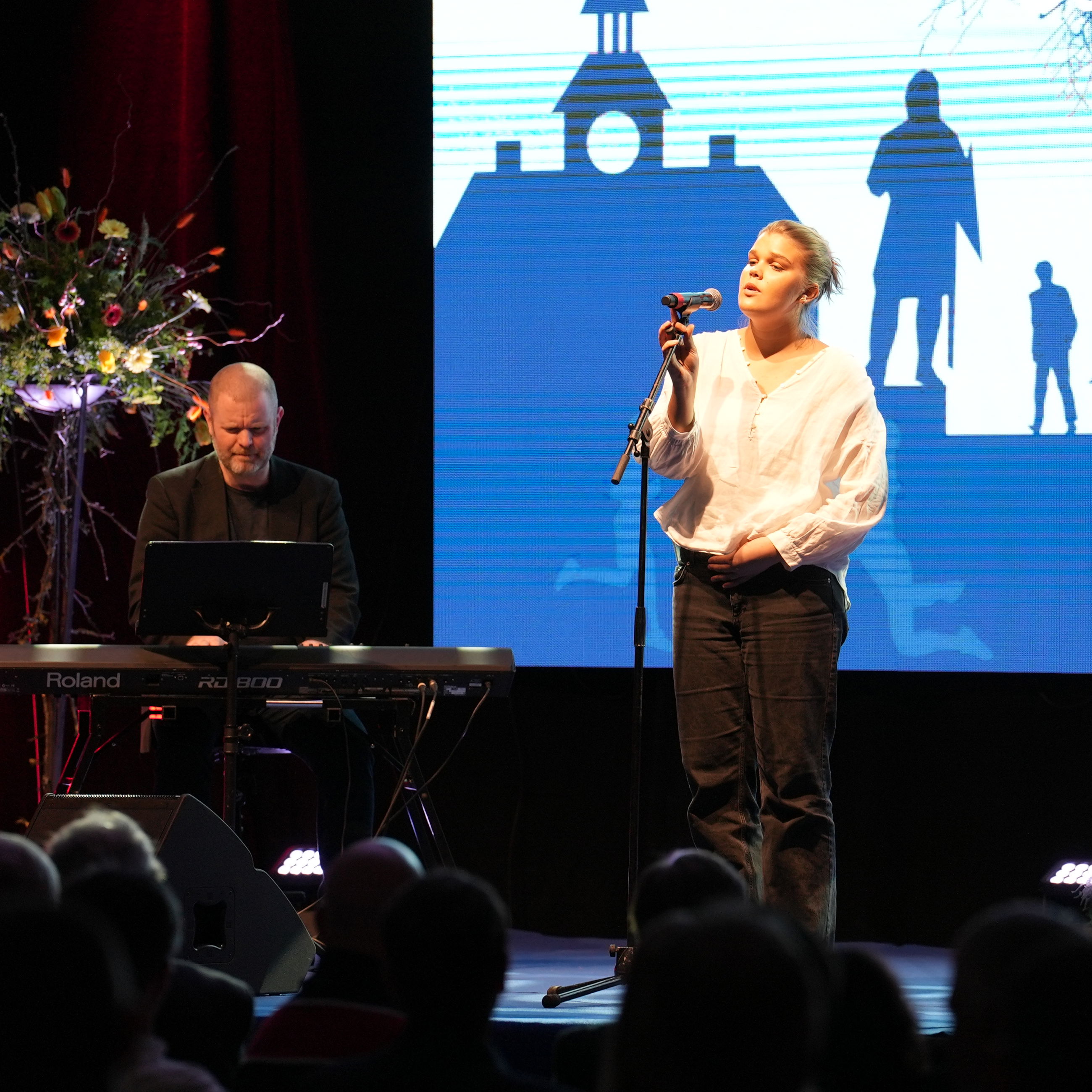 Theresa Kluver-Ulrick fra Randers Musikskole bliver akkompagneret af Stephen Nørrelykke.