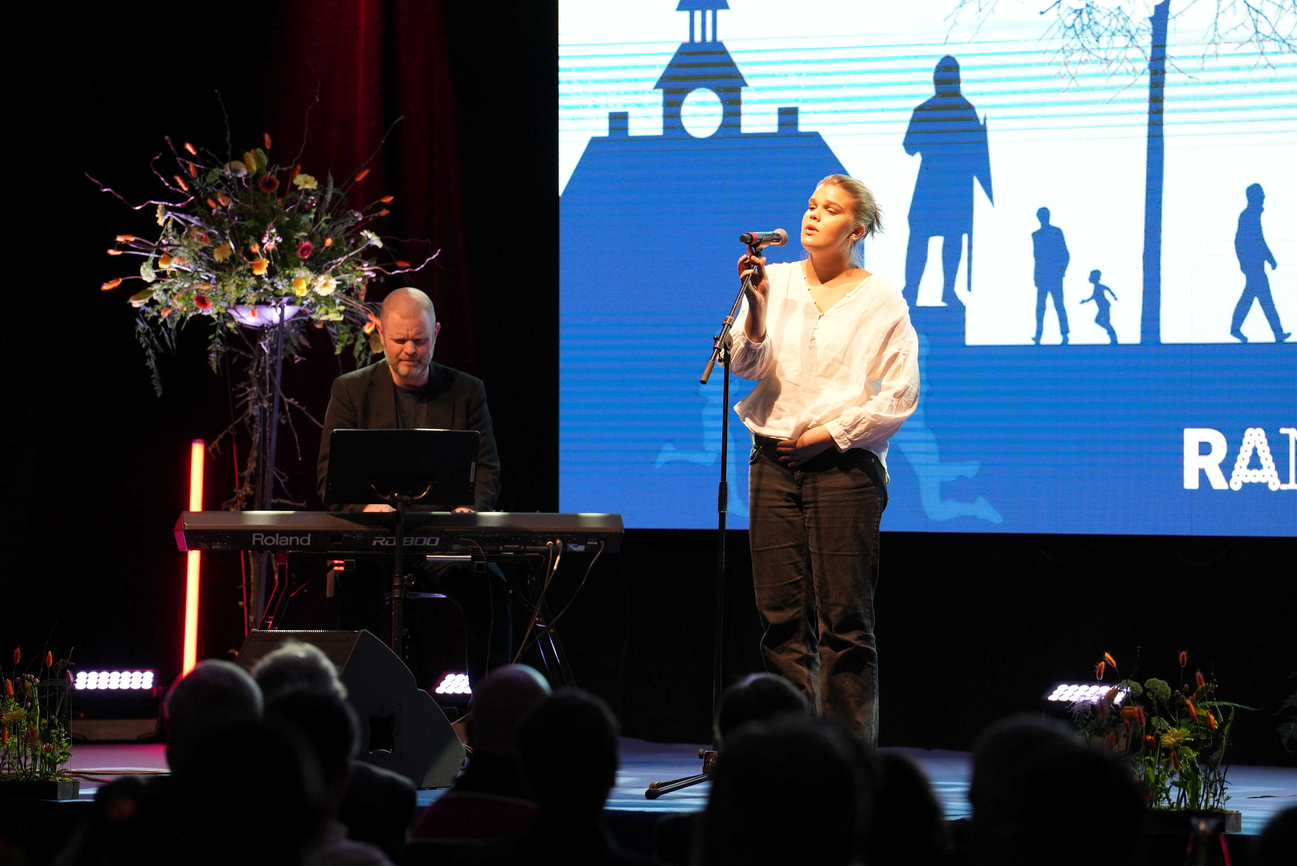 Theresa Kluver-Ulrick fra Randers Musikskole bliver akkompagneret af Stephen Nørrelykke.