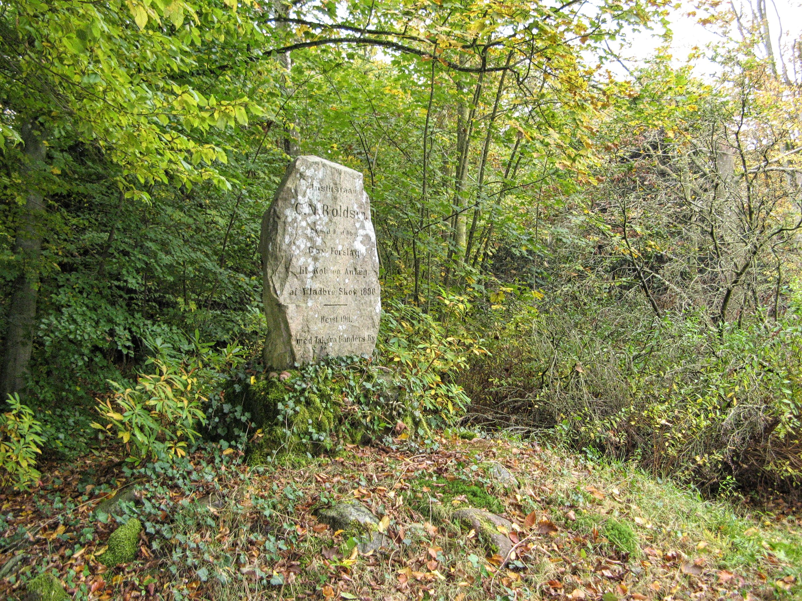 Sten med skrift på i Fladbro