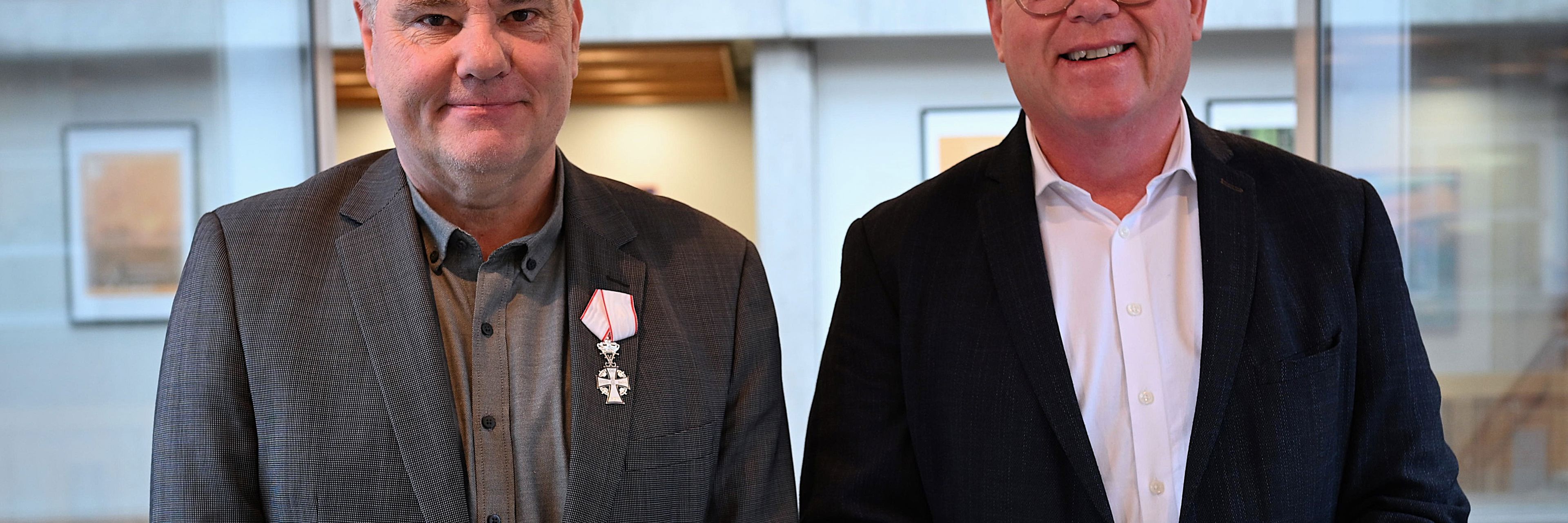 Mogens Nyholm (tv.) fotograferet sammen med borgmester Torben Hansen efter overrækkelsen af ridderkorset. Foto: Randers Kommune
