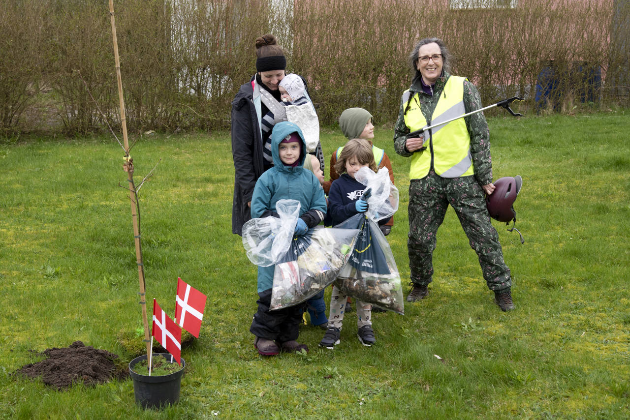Børn samler affald i forbindelse med fejringen af borger nr. 100.000 i Fårup