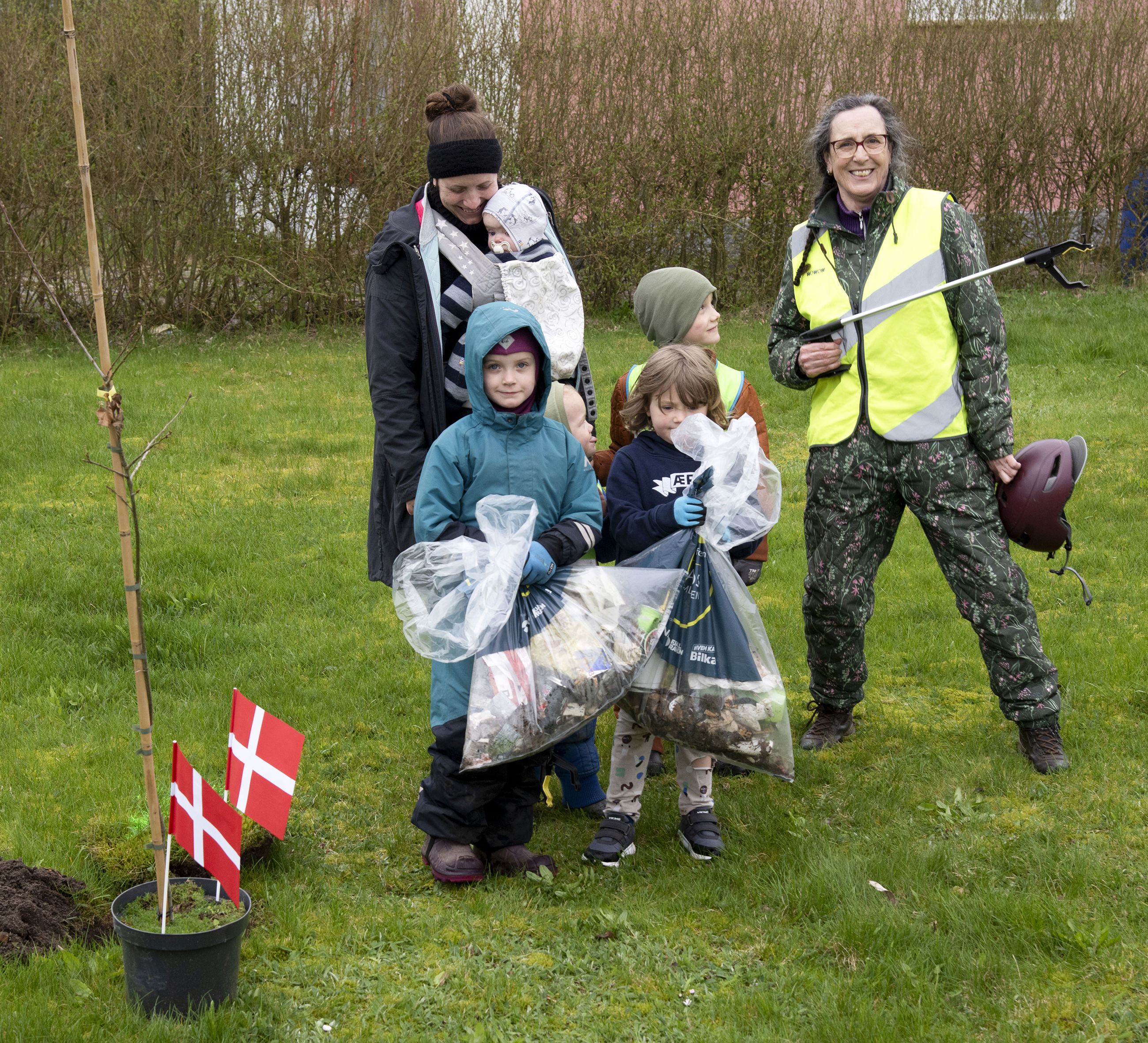 Børn samler affald i forbindelse med fejringen af borger nr. 100.000 i Fårup