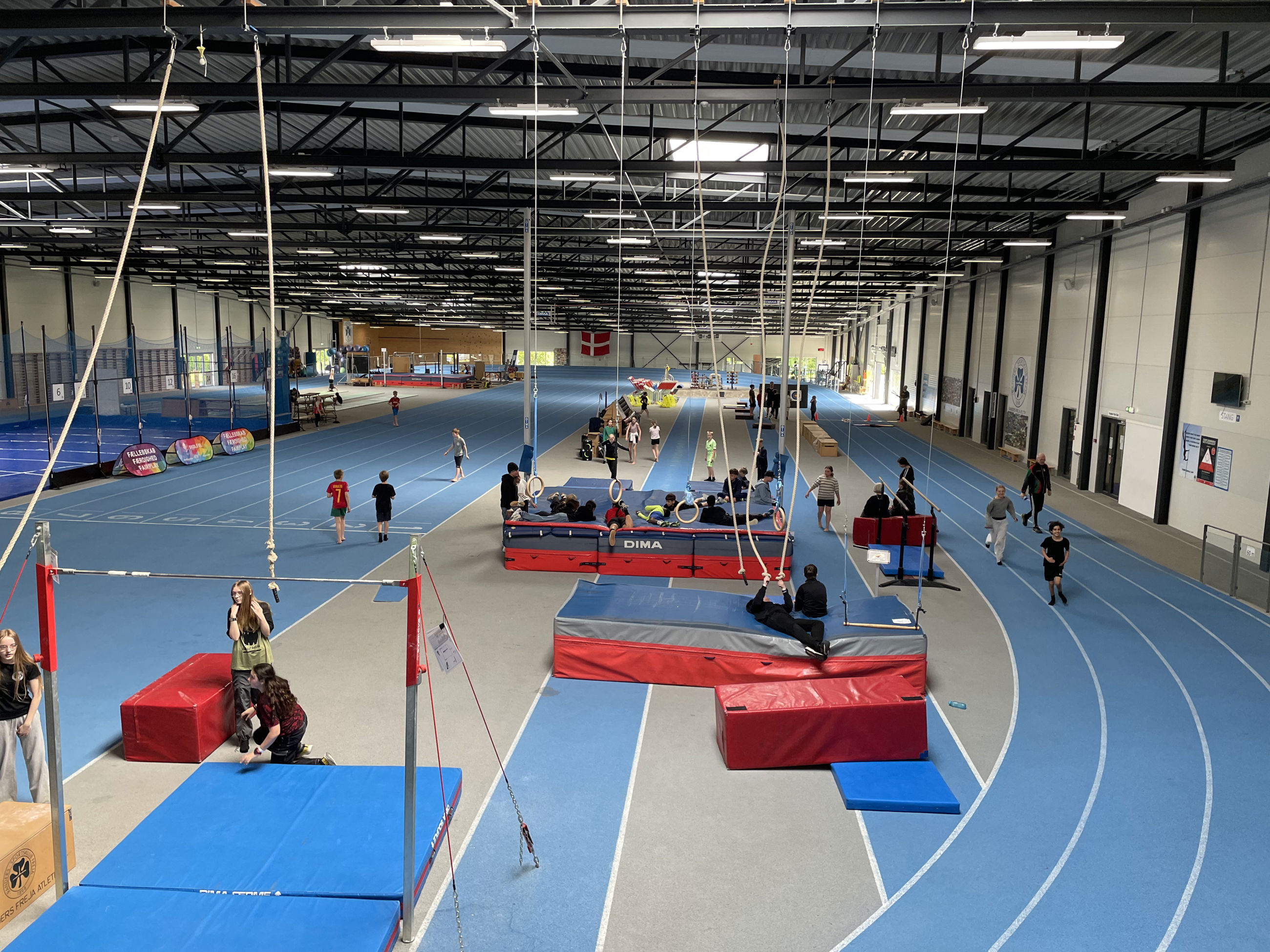 Udsigt over den indendørs løbebane, madrasser, ringe fra loftet til Skole OL