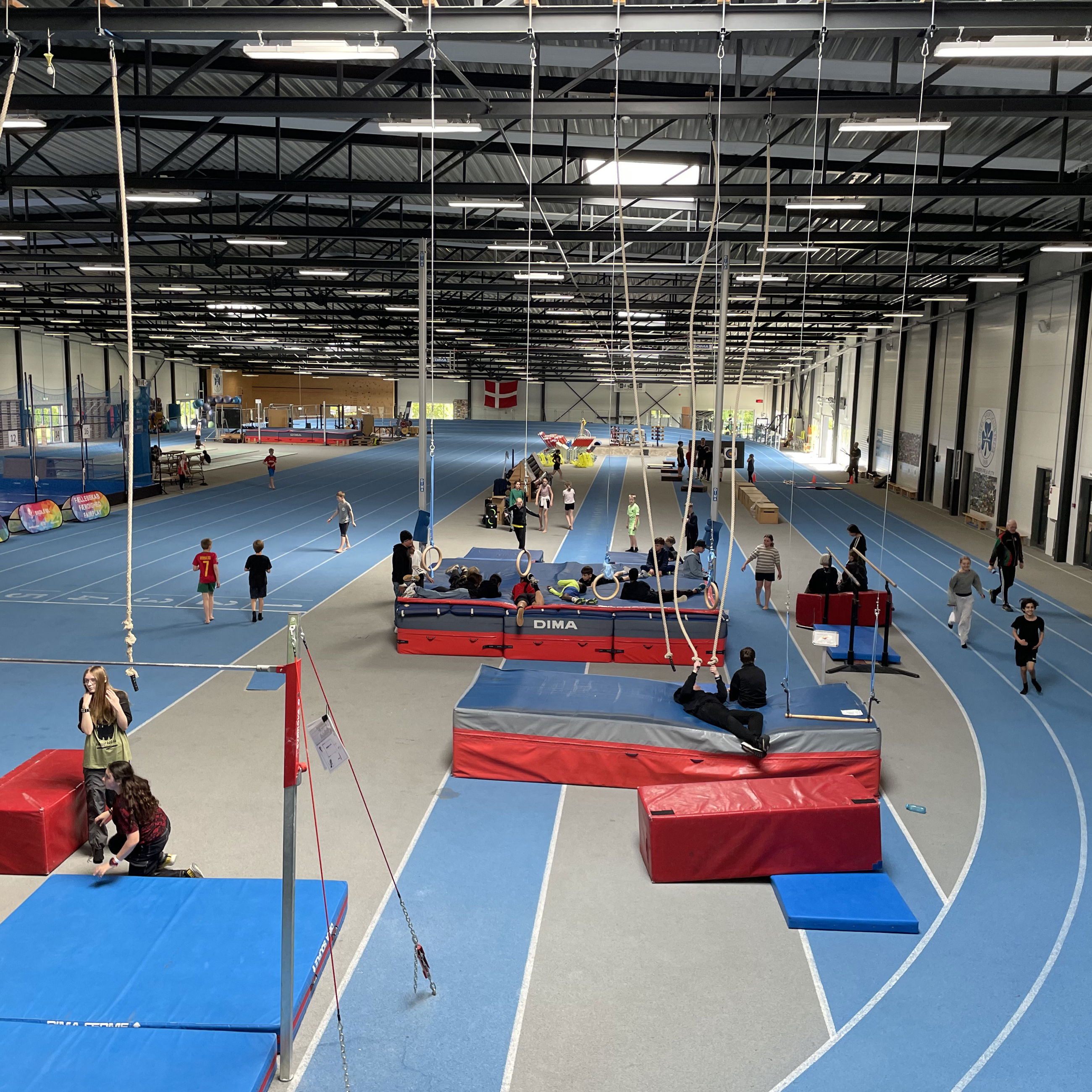 Udsigt over den indendørs løbebane, madrasser, ringe fra loftet til Skole OL