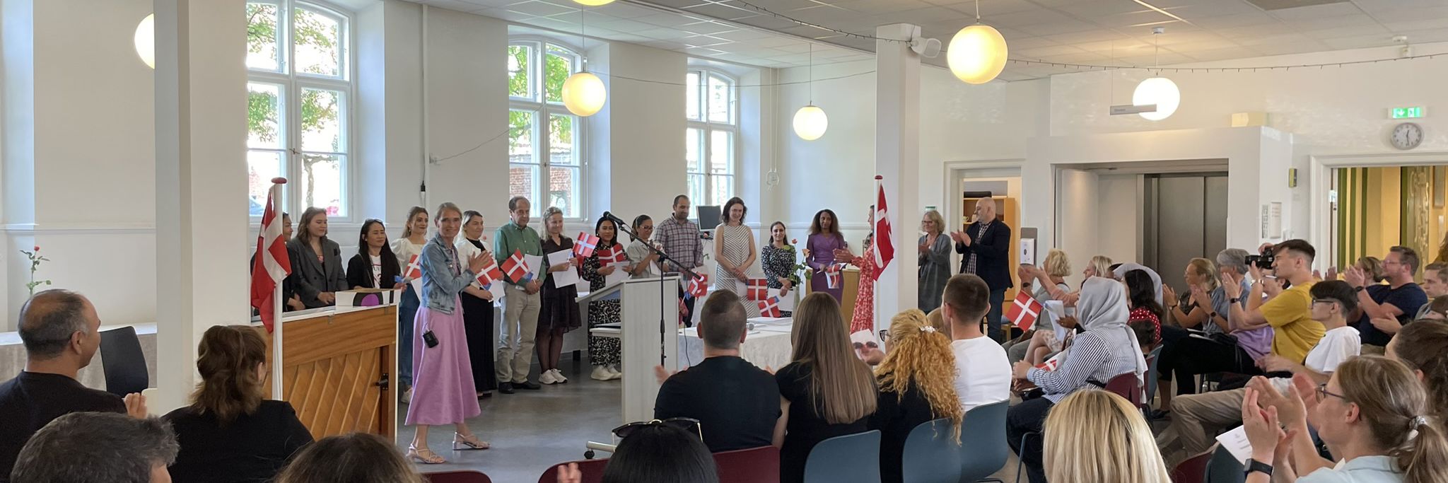 Menneskegruppe i lyst lokale klapper