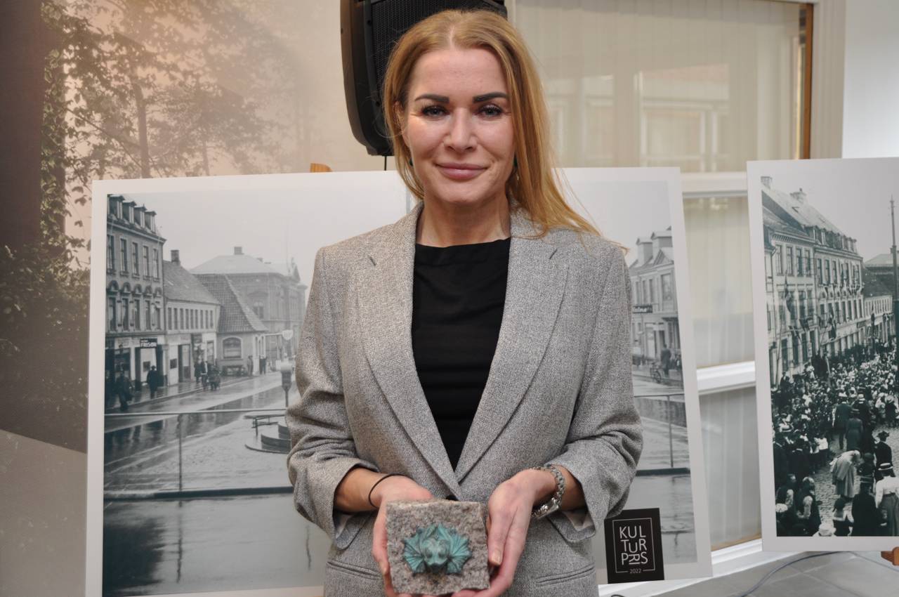 Louise Høeg modtog en lille kopi af de vandspyer, der sidder øverst på Iguanbryderne.