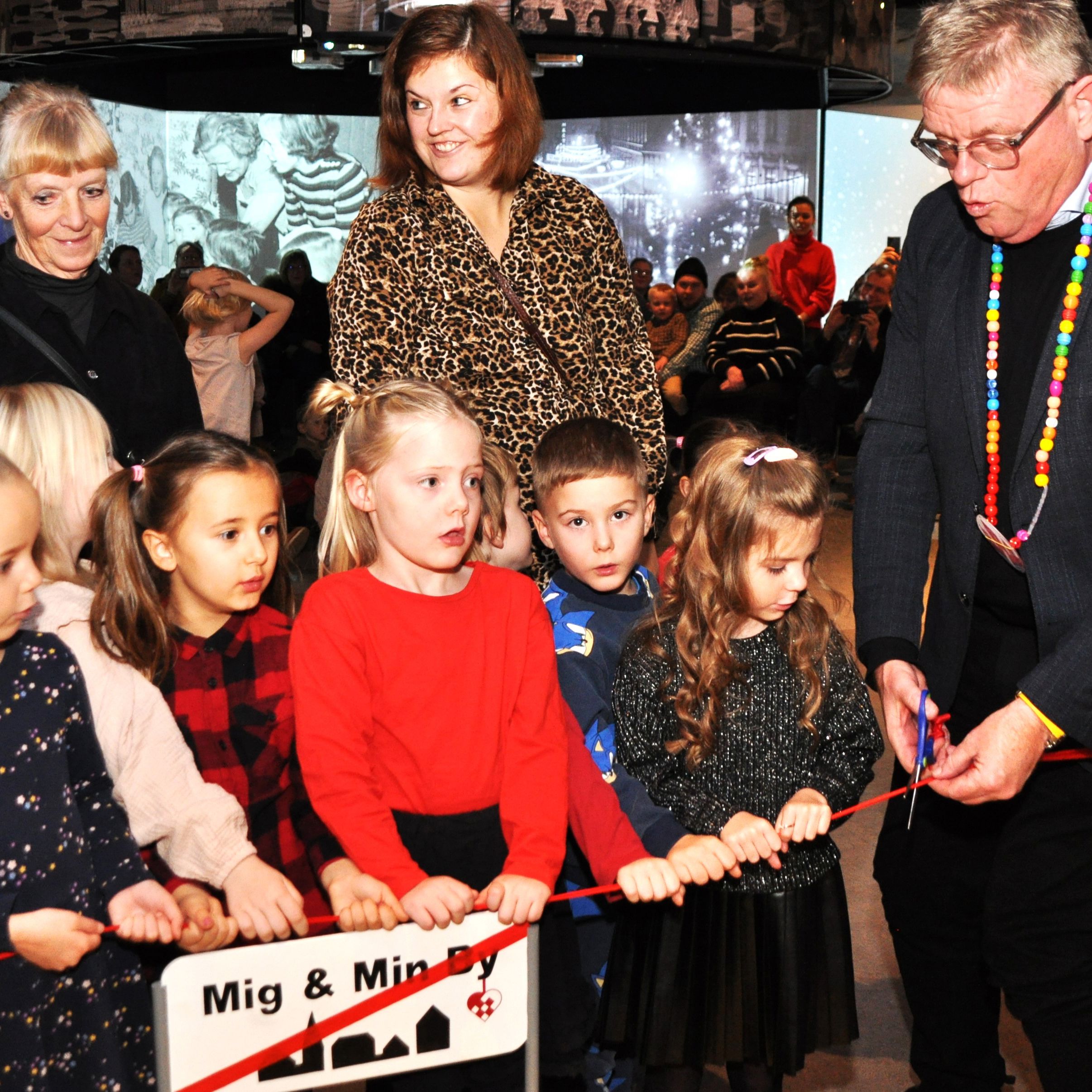 Børn hjælper borgmester Torben Hansen med at åbne juleudstillingen MIG & MIN BY