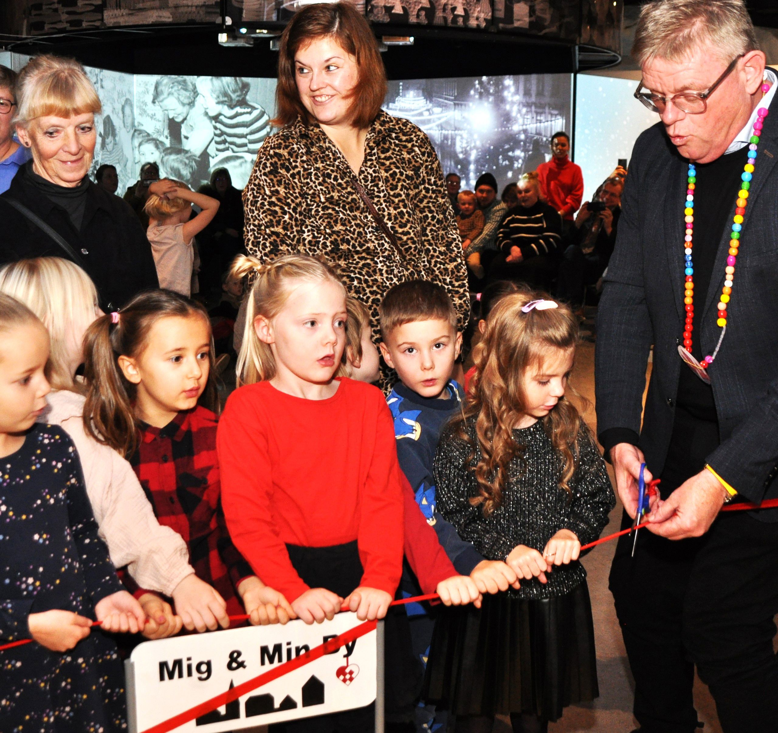 Børn hjælper borgmester Torben Hansen med at åbne juleudstillingen MIG & MIN BY