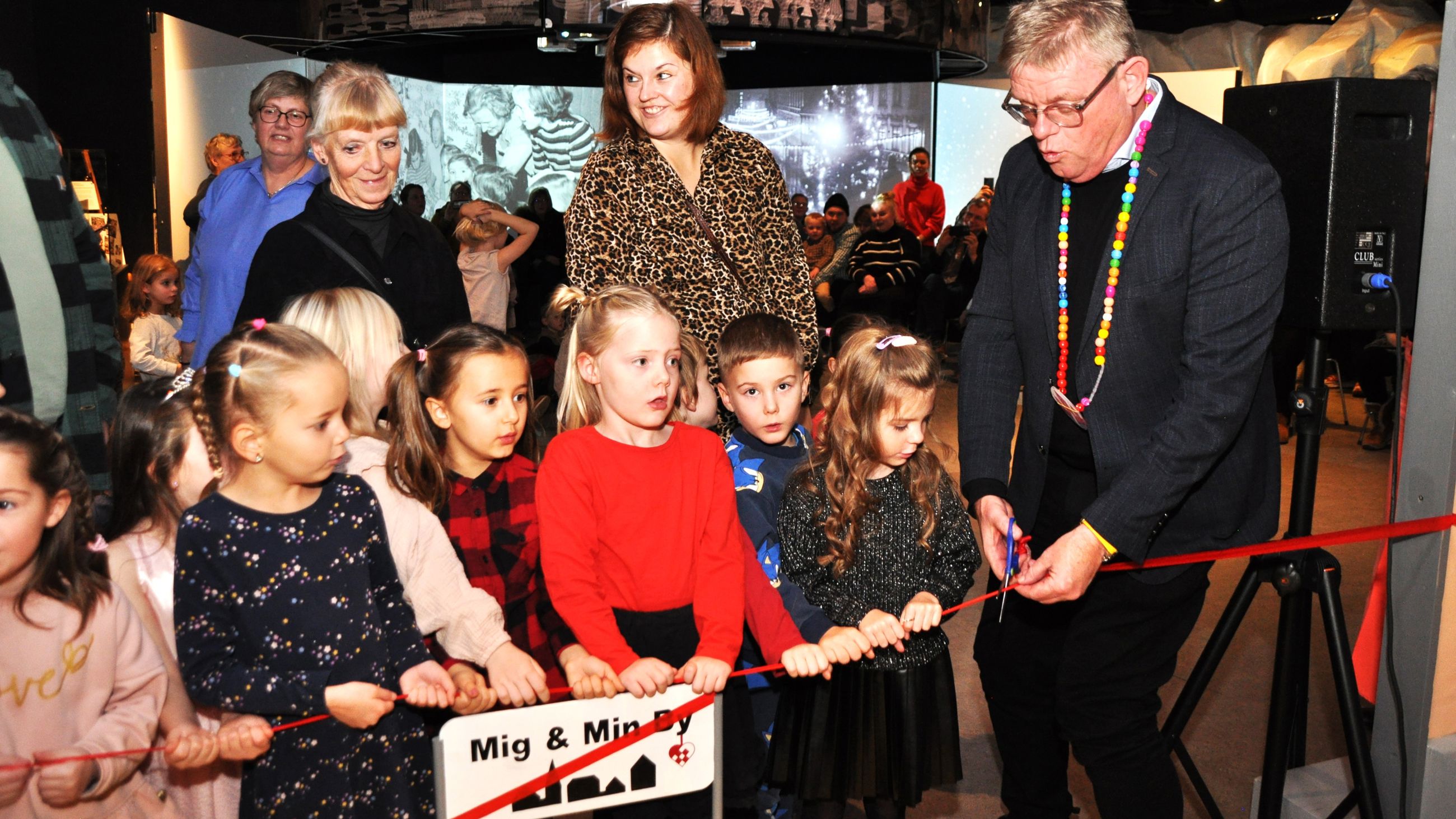 Børn hjælper borgmester Torben Hansen med at åbne juleudstillingen MIG & MIN BY