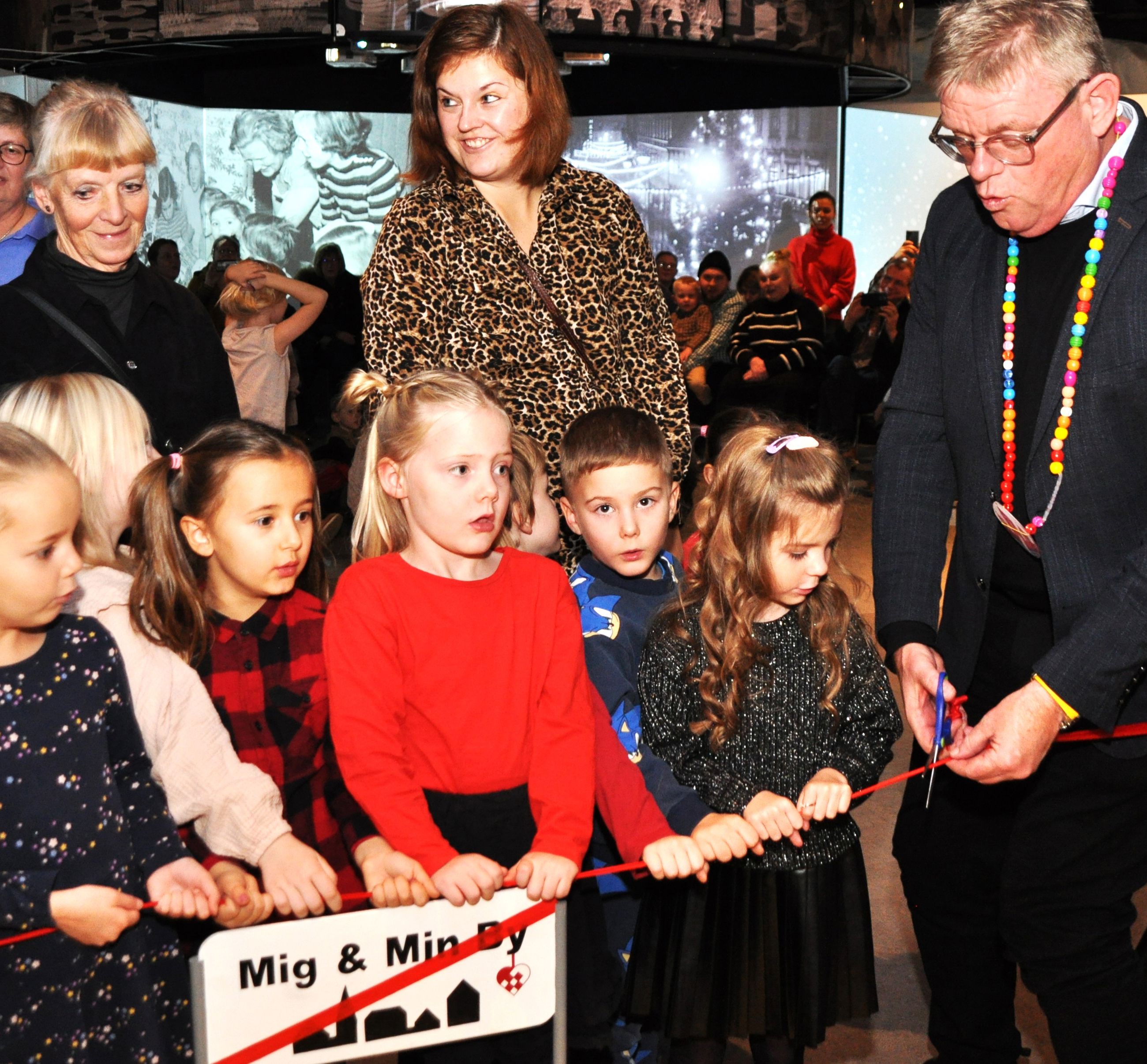 Børn hjælper borgmester Torben Hansen med at åbne juleudstillingen MIG & MIN BY