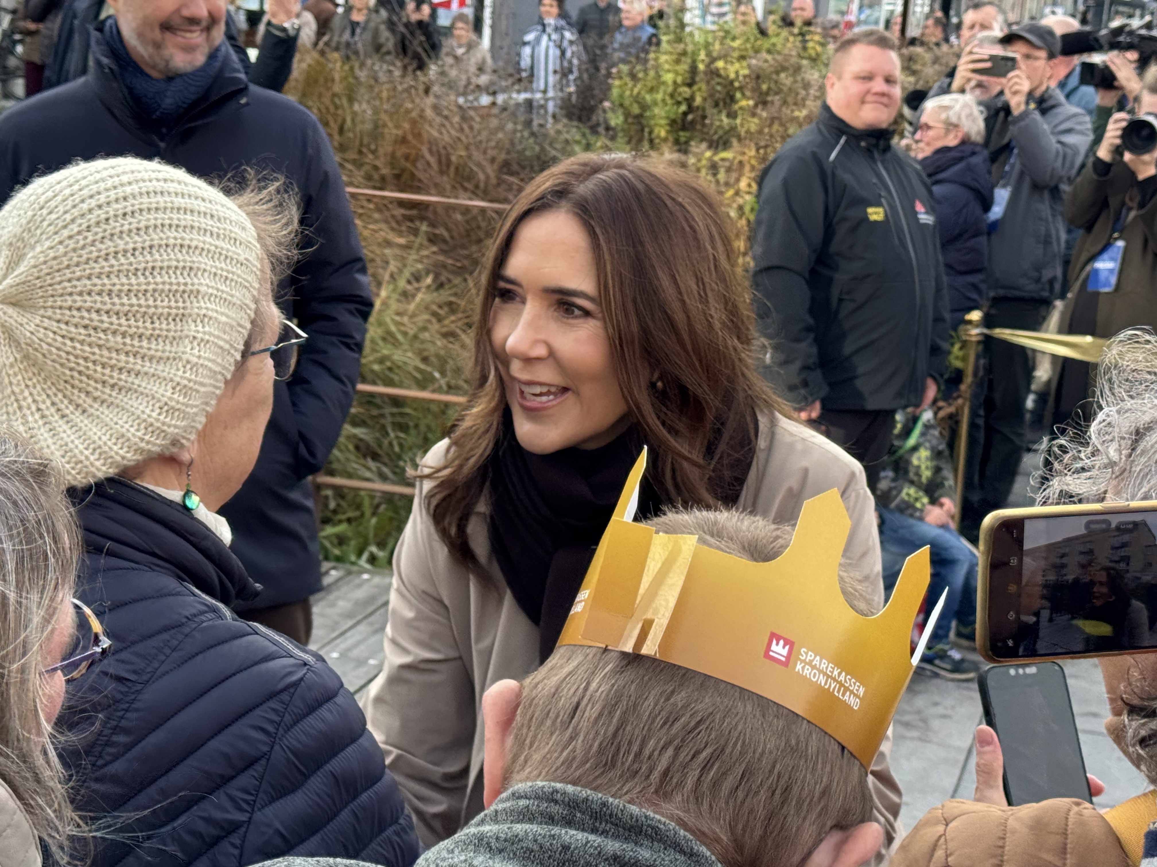 H.M. Dronning Mary hilser på folk på Østervold